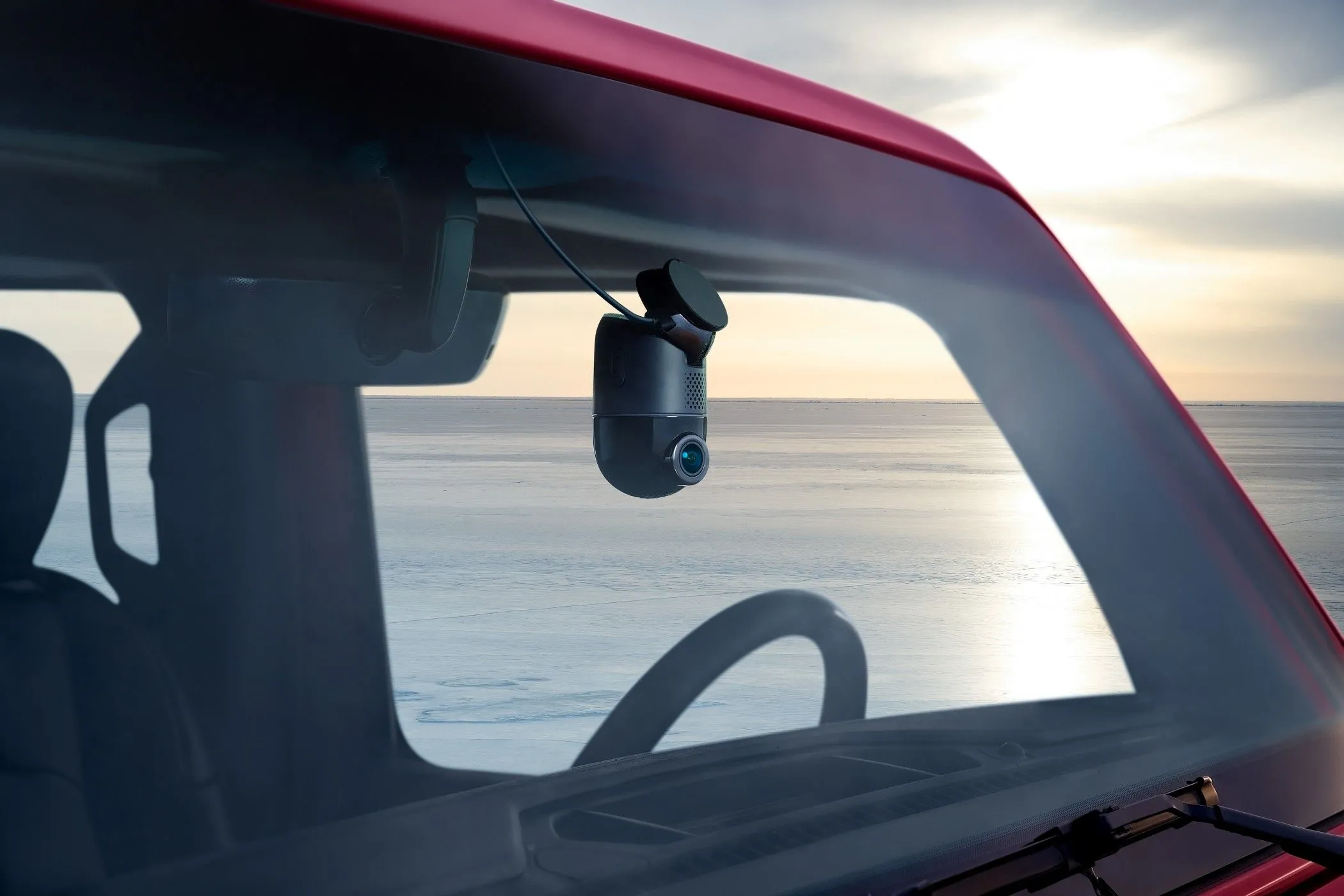 70mai Dash Cam 4K Omni gắn trên xe ô tô, sẵn sàng ghi lại mọi hành trình với độ phân giải 4K sắc nét và mượt mà.