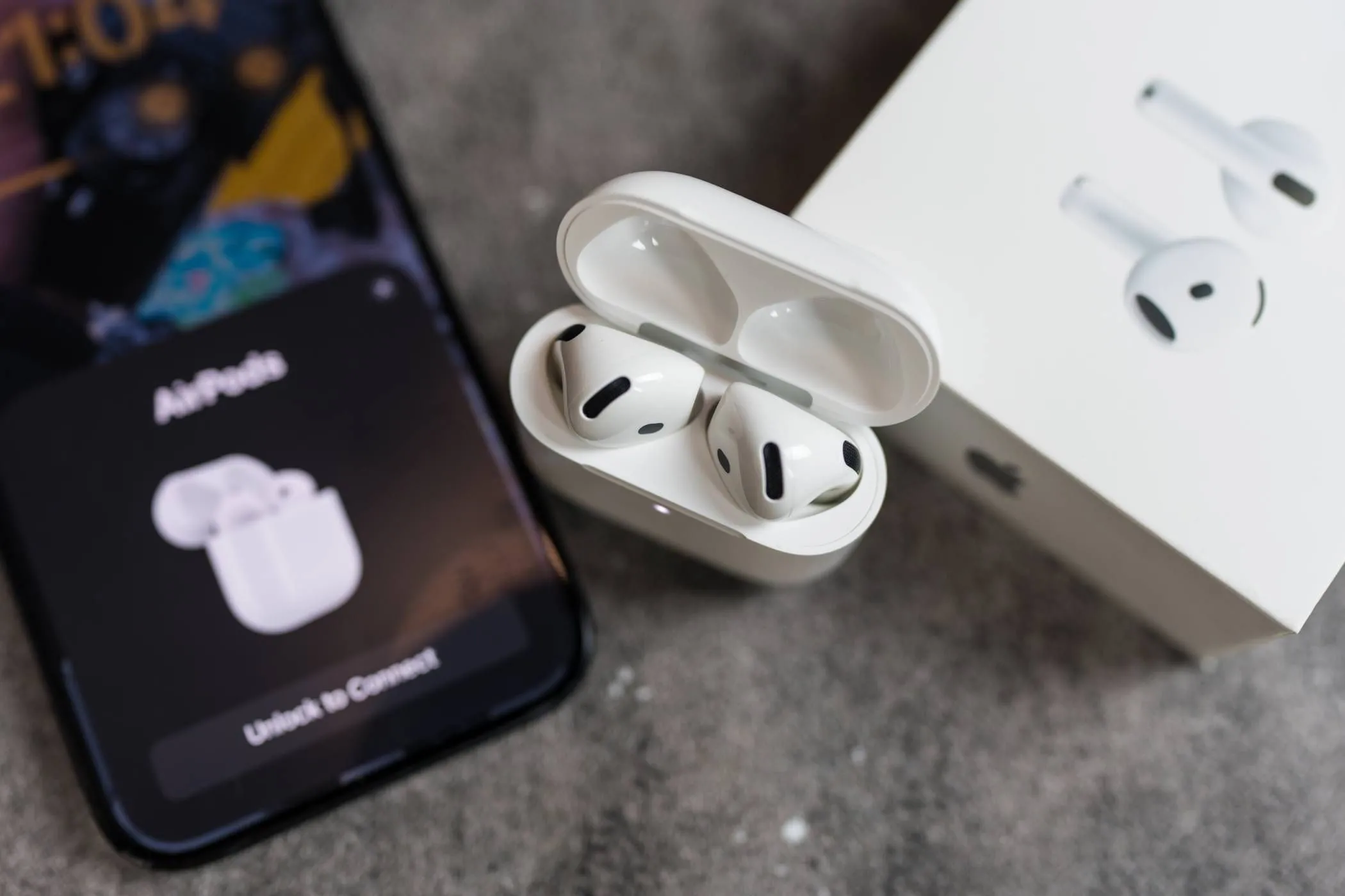 AirPods Pro đang được thiết lập kết nối với một chiếc iPhone, hiển thị hộp thoại kết nối nhanh, minh họa tính năng thiết lập thiết bị Apple đơn giản nhờ công nghệ NFC.