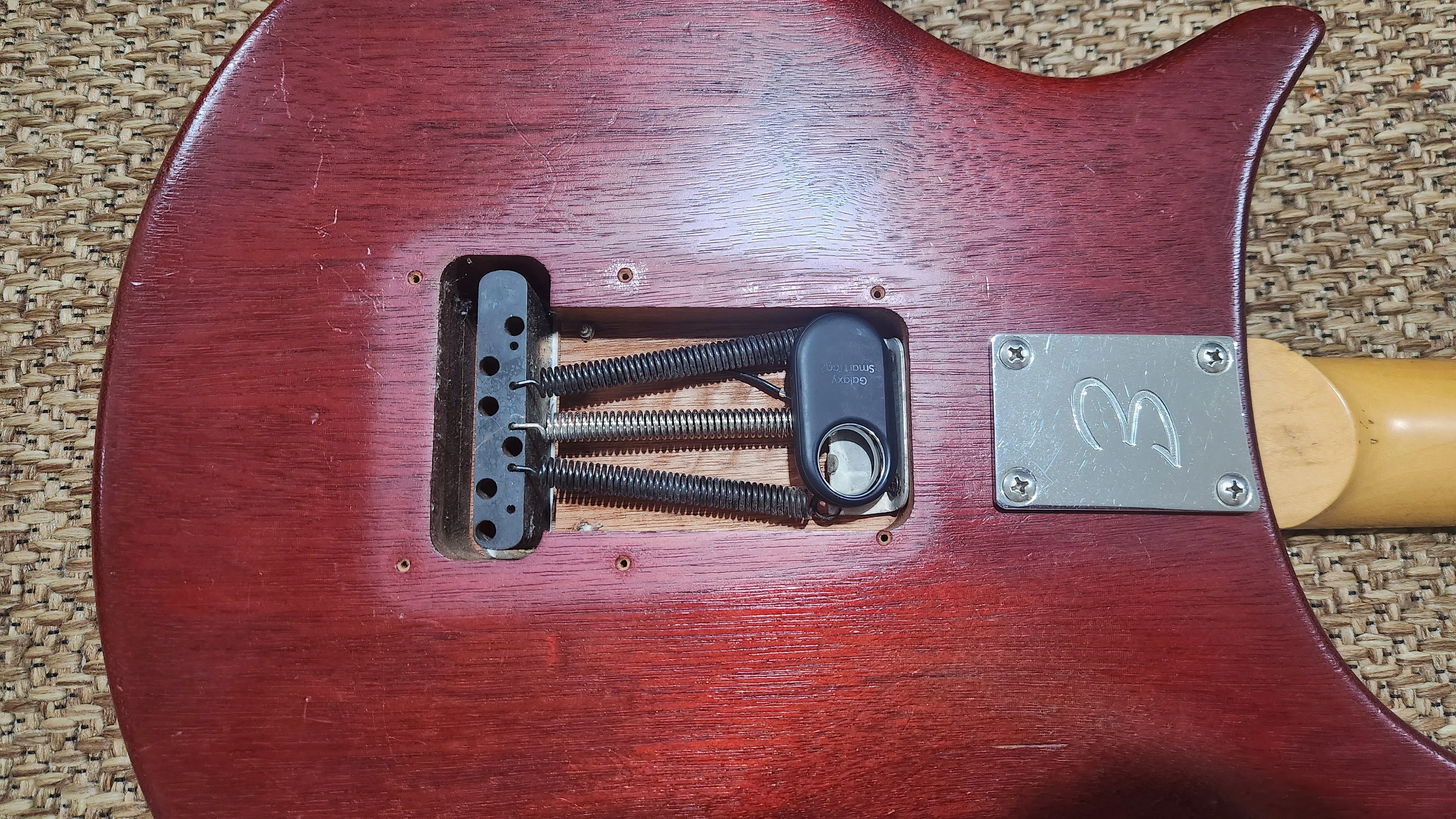 AirTag được giấu bên trong hốc đàn guitar