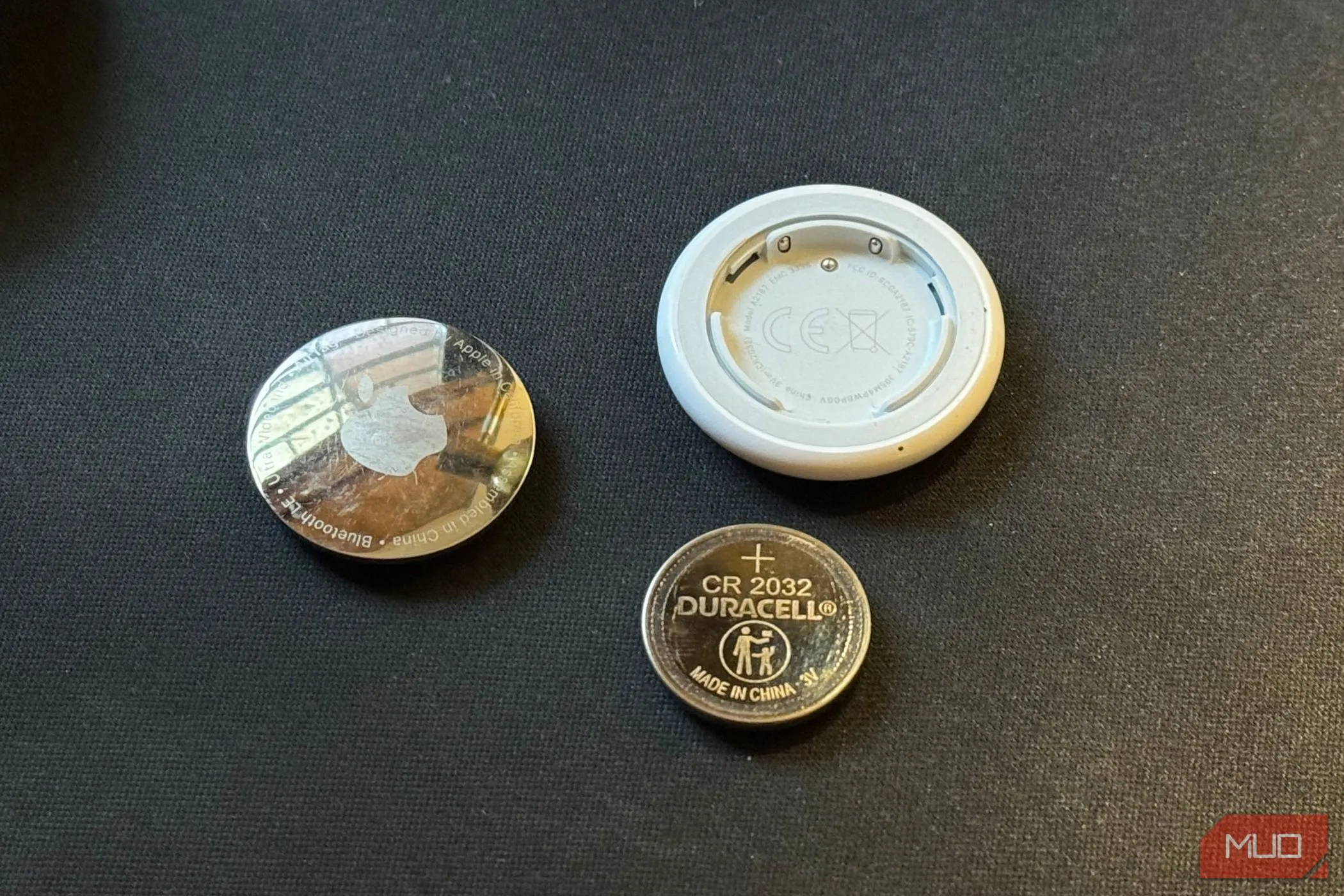 AirTag tháo rời và viên pin CR2032