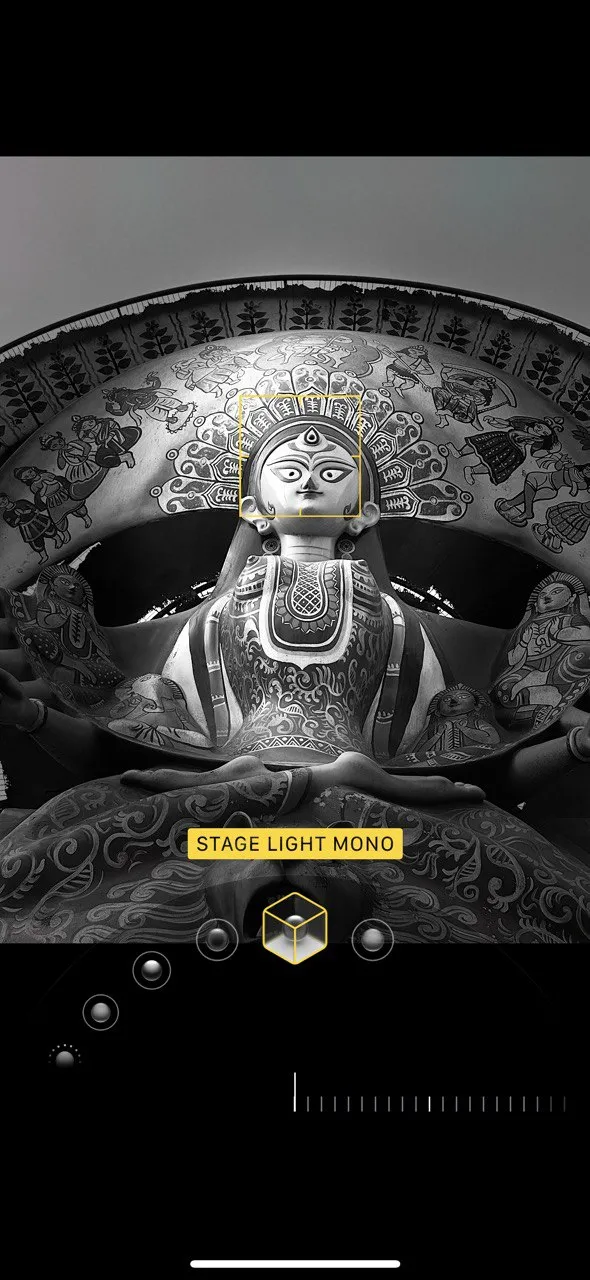 Ảnh chân dung đen trắng chụp bằng chế độ Ánh Sáng Sân Khấu Đơn Sắc, tạo hiệu ứng kịch tính và vượt thời gian