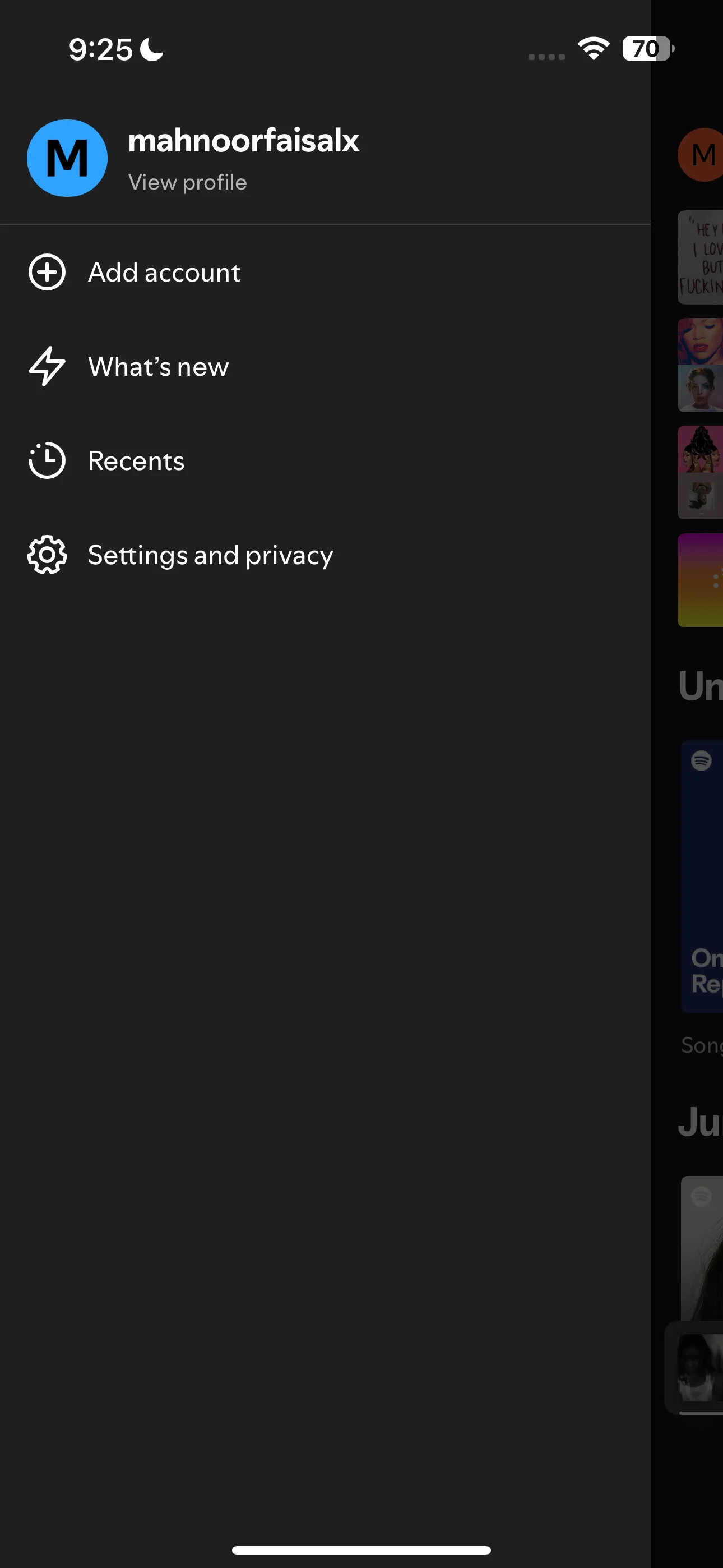 Ảnh chụp màn hình giao diện Spotify hiển thị tùy chọn "Cài đặt và quyền riêng tư" trong menu cá nhân, bước đầu tiên để truy cập các thiết lập ứng dụng.