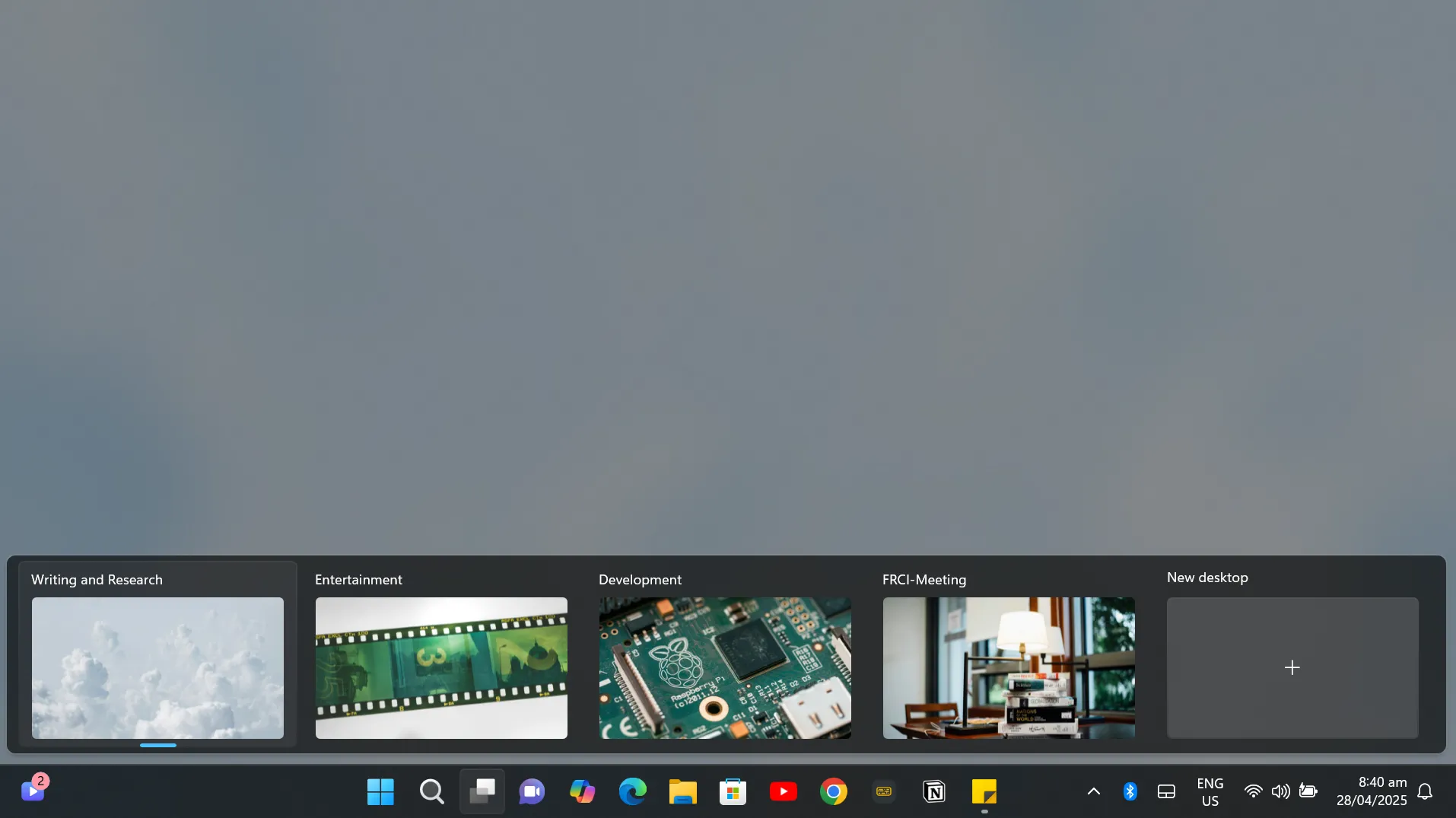 Ảnh chụp màn hình hiển thị nhiều màn hình ảo (Virtual Desktops) trên Windows, mỗi màn hình được sử dụng cho một loại tác vụ khác nhau.