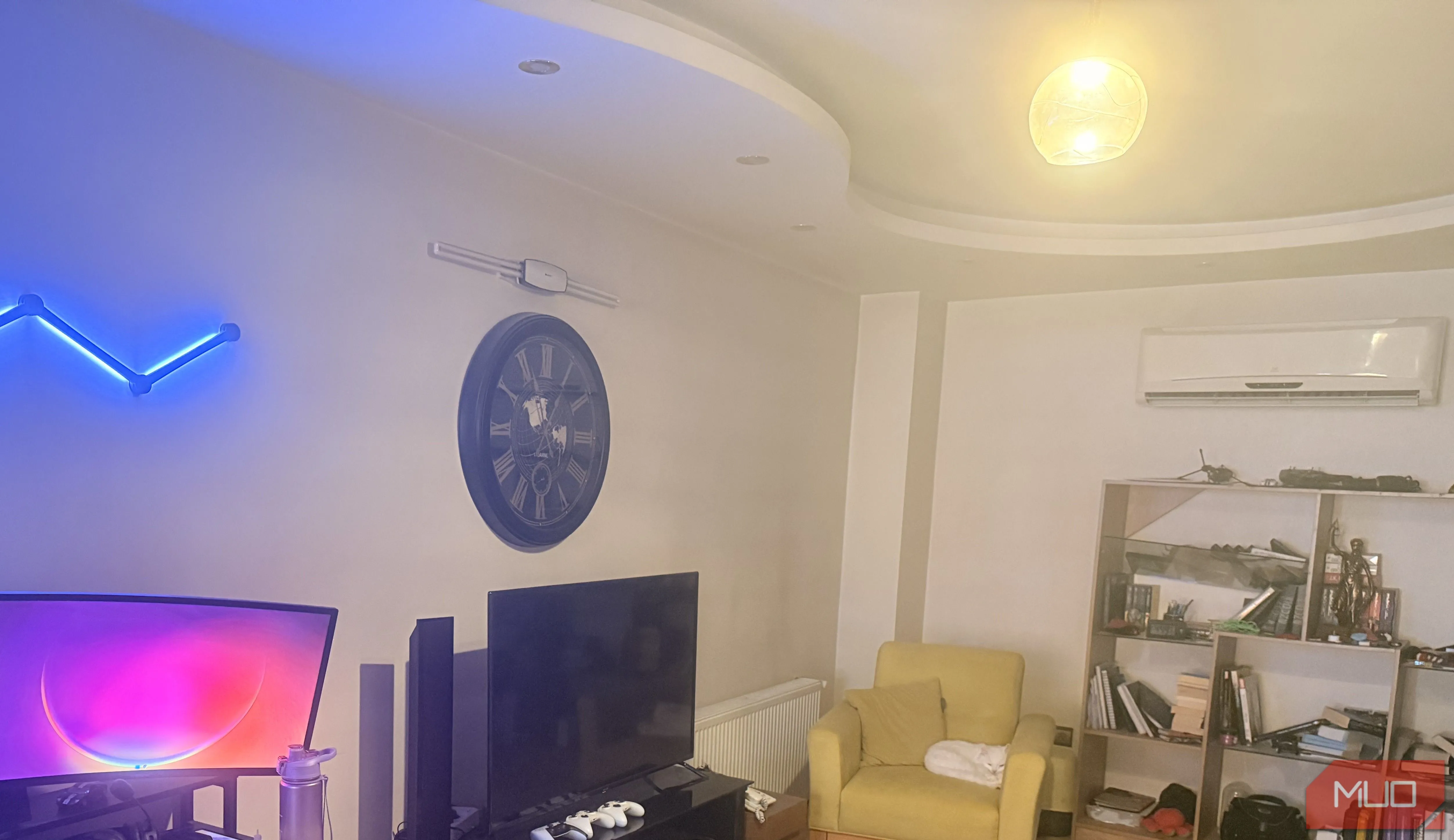 Ảnh chụp phòng khách mờ ảo, màu sắc nhạt nhòa do ống kính camera điện thoại bị bẩn.