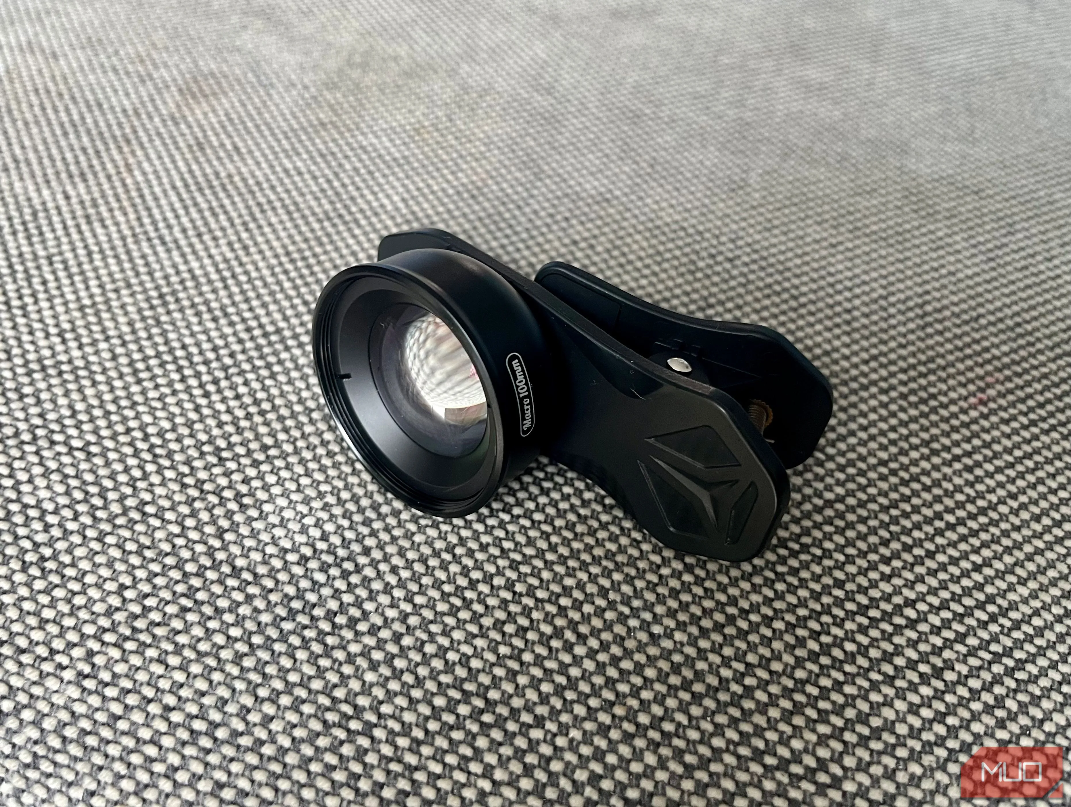 Ảnh minh họa ống kính macro kẹp ngoài (clip-on macro lens) gắn vào điện thoại thông minh, giúp chụp cận cảnh các chi tiết nhỏ của món ăn.