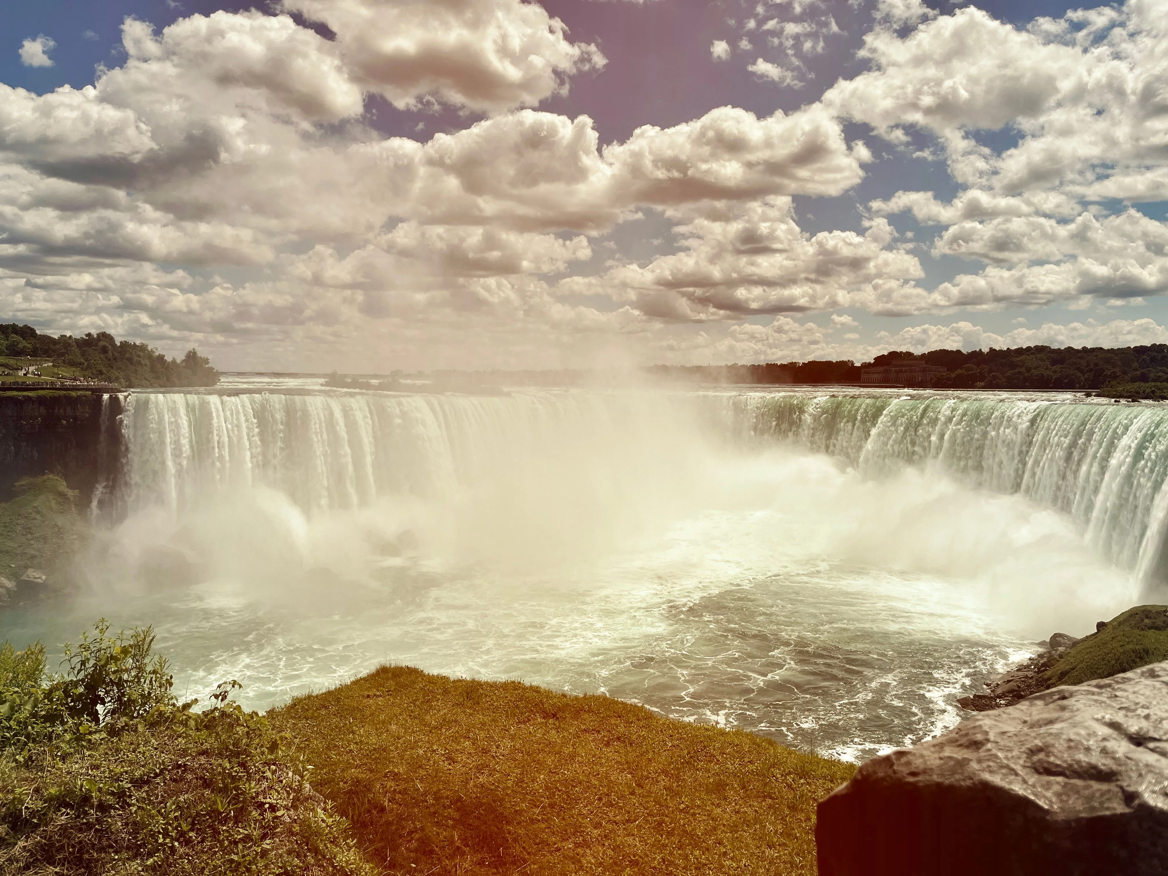 Ảnh thác Niagara Falls đã được biến đổi sáng tạo bằng Photoleap, hiển thị hiệu ứng nghệ thuật và màu sắc độc đáo