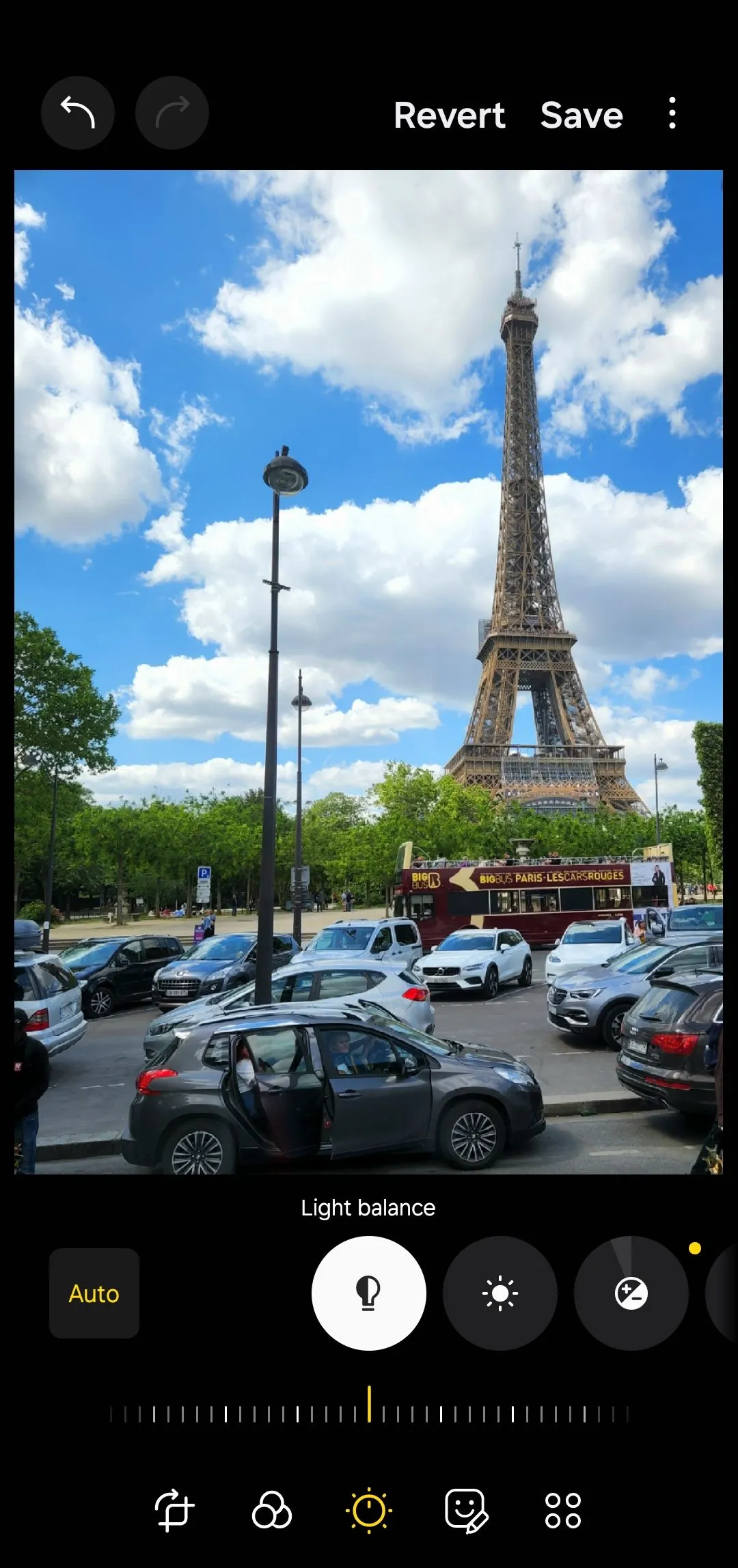 Ảnh tháp Eiffel trong giao diện chỉnh sửa ảnh Samsung trước khi tối ưu tự động