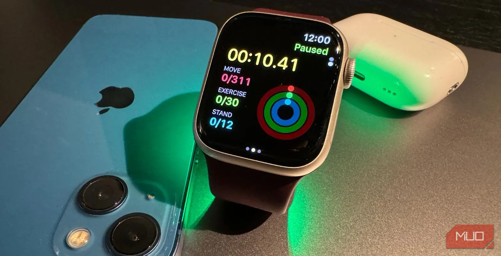 Apple Watch Series 9 đang chạy ứng dụng tập luyện, thể hiện trải nghiệm tốt hơn trên màn hình lớn