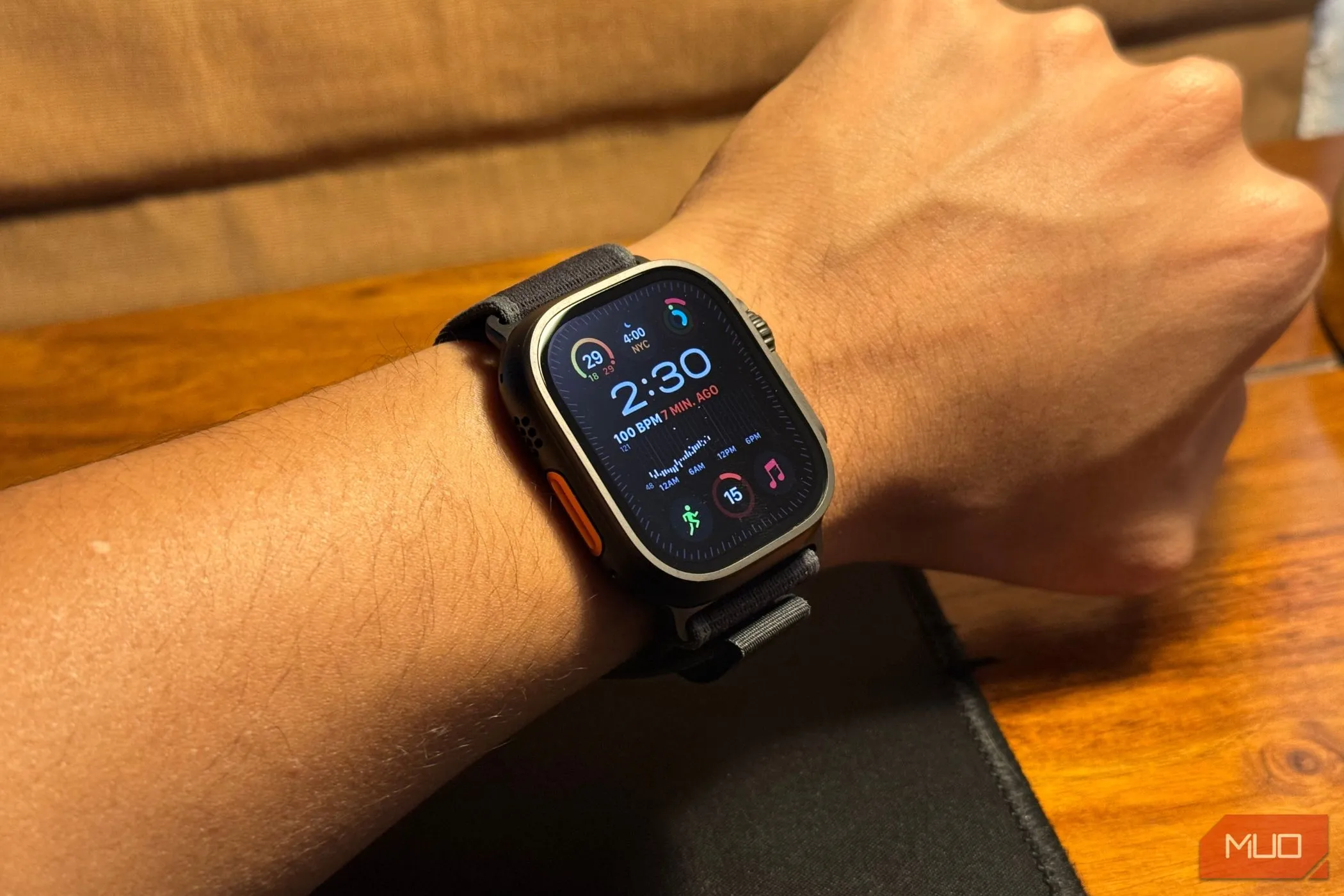 Apple Watch Ultra 2 Black Titanium trên cổ tay người dùng, nổi bật với thiết kế bền bỉ