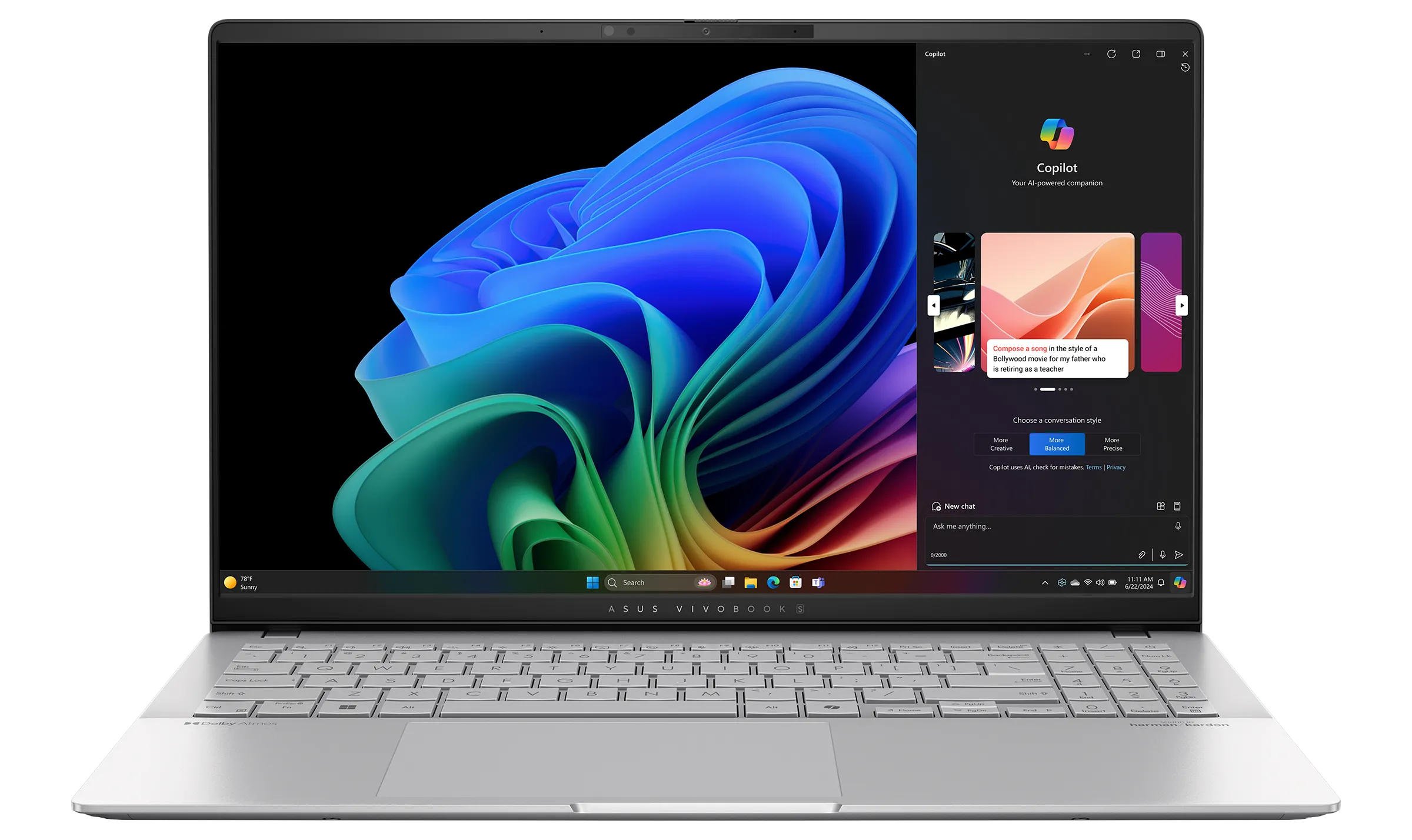 ASUS Vivobook S15 với màn hình OLED 3K 120Hz và hệ thống âm thanh Harman-Kardon.