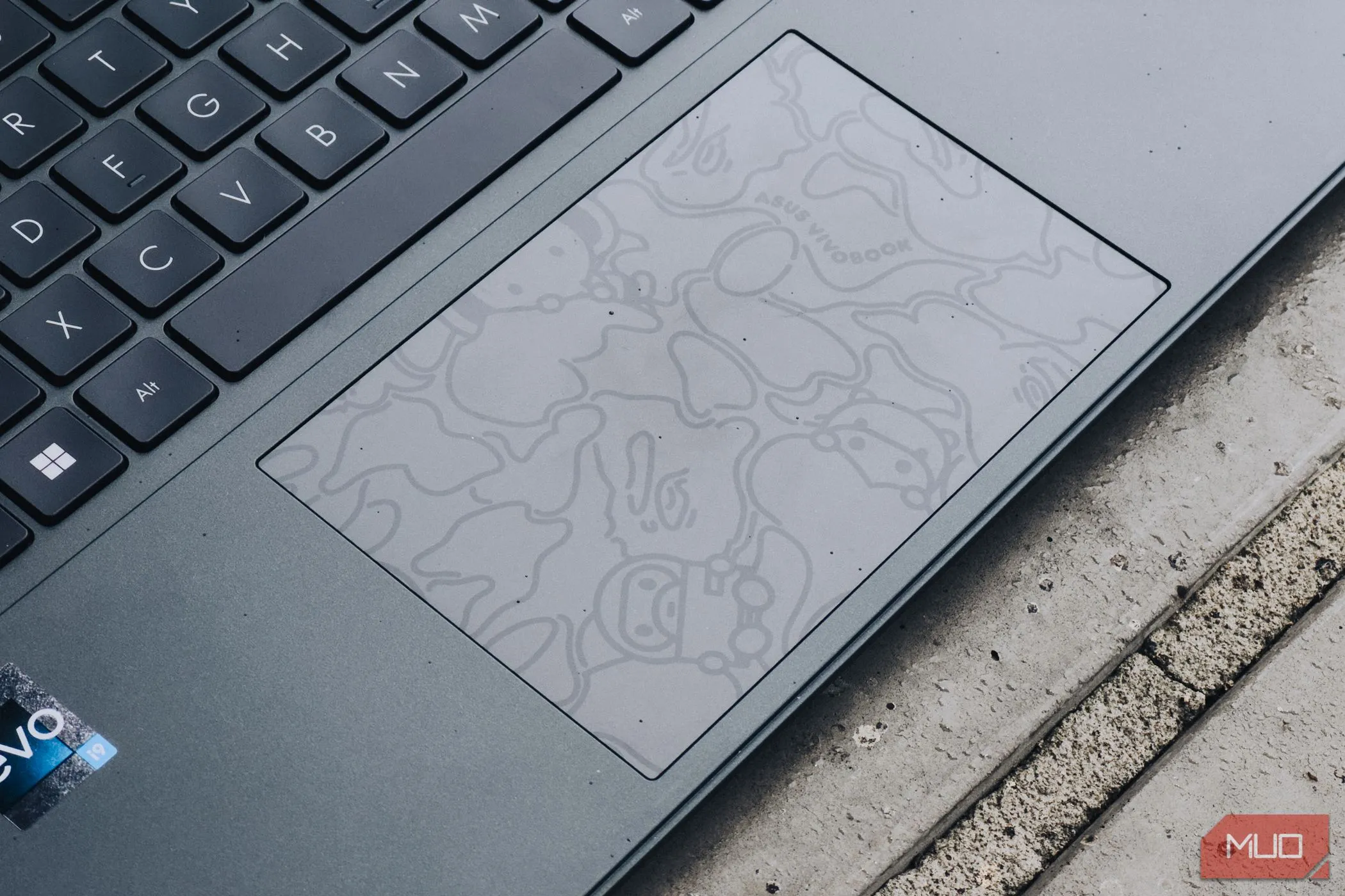 Bàn di chuột haptic của ASUS Vivobook S 15 OLED với bề mặt lớn và màu đen mờ