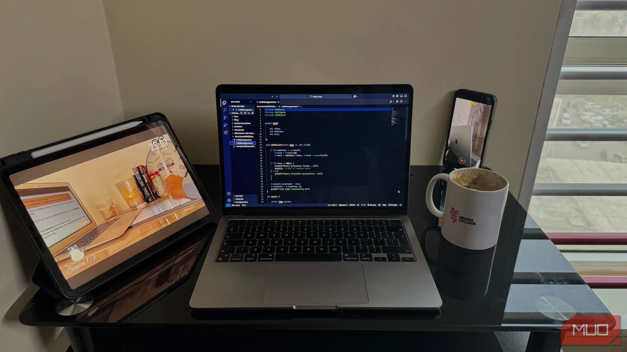 Bàn làm việc với MacBook, iPad và điện thoại, bố trí cho việc quay time-lapse tập trung