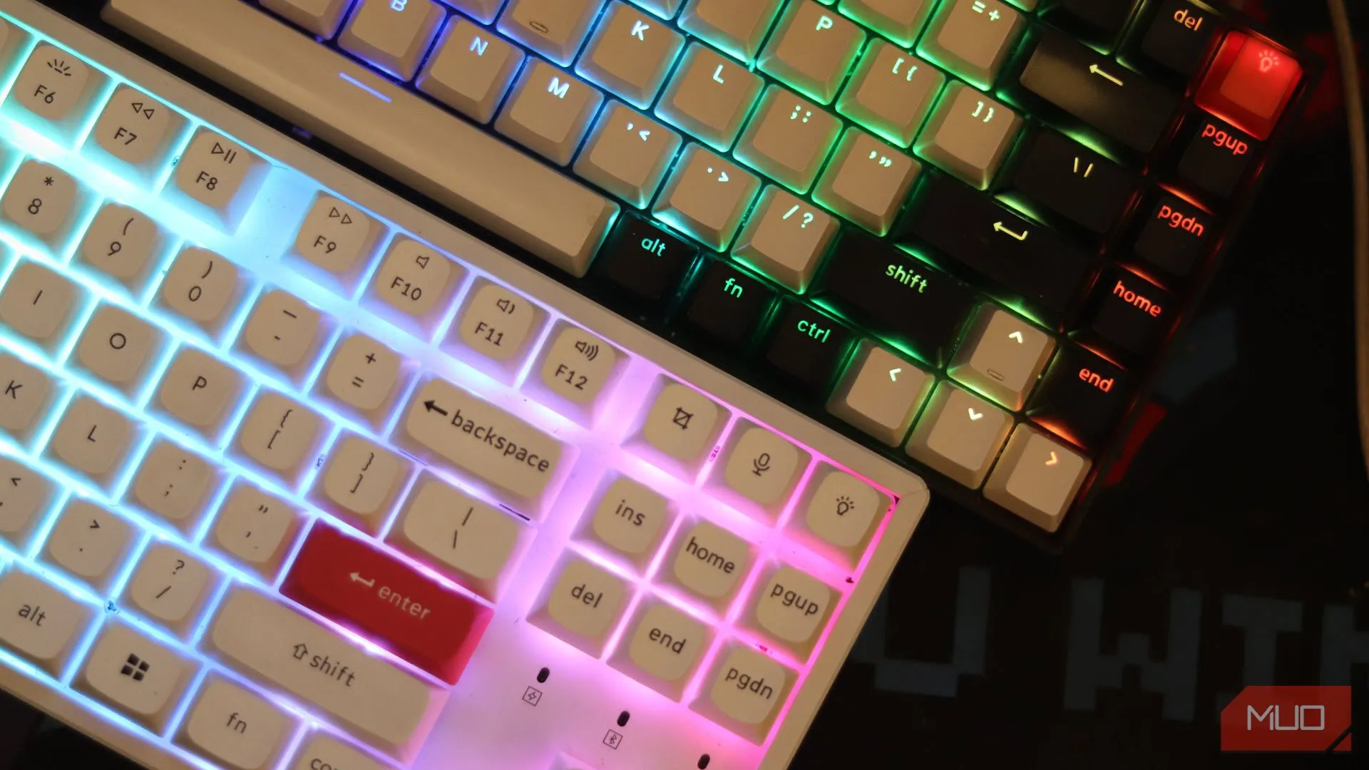 Bàn phím cơ với đèn nền RGB đang hiển thị các chế độ khác nhau