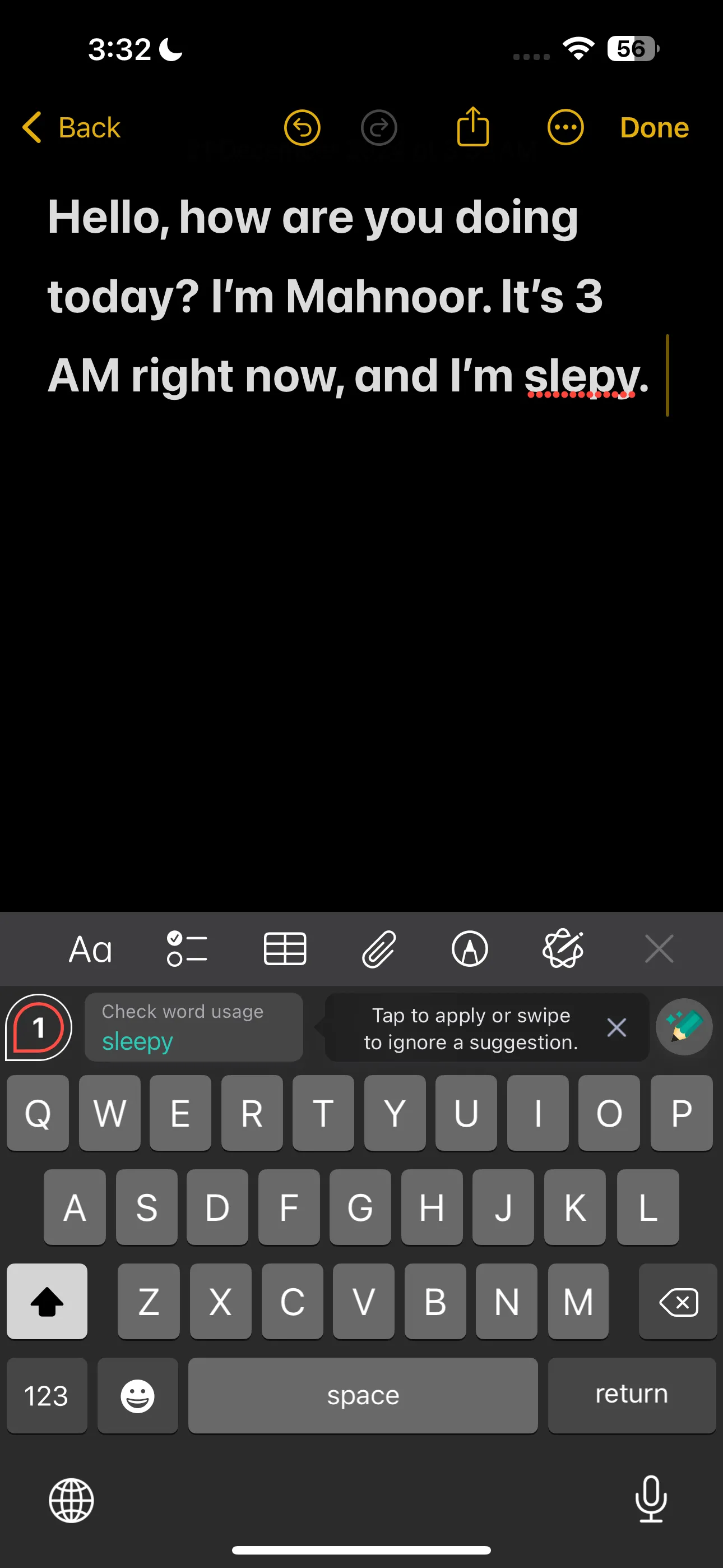 Bàn phím Grammarly hiển thị gợi ý sửa lỗi chính tả và ngữ pháp khi người dùng đang gõ trên iPhone