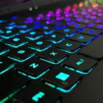 Bàn phím máy tính với đèn nền, minh họa các phím tắt quan trọng trong Windows 11.