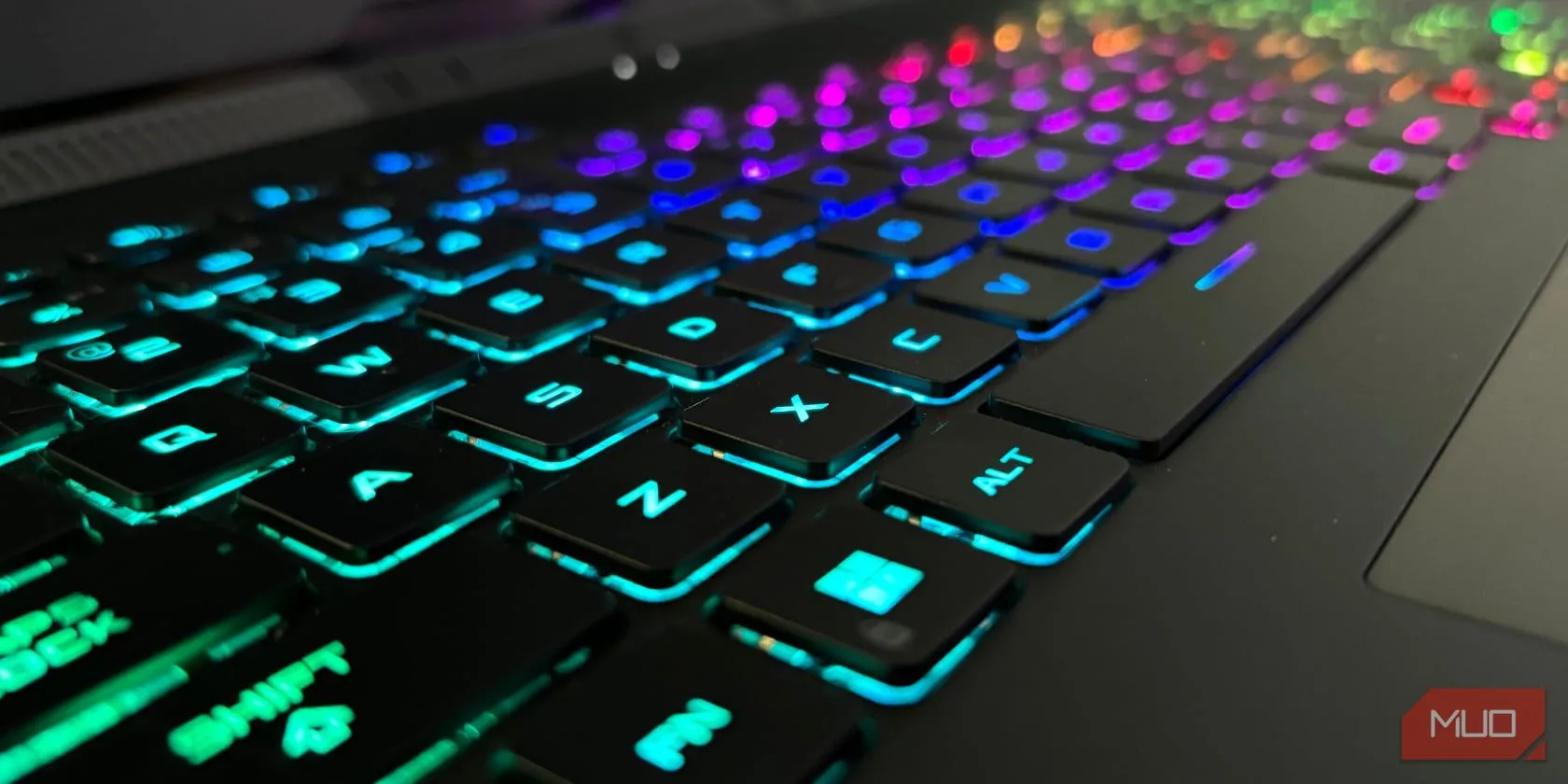 Bàn phím máy tính với đèn nền, minh họa các phím tắt quan trọng trong Windows 11.