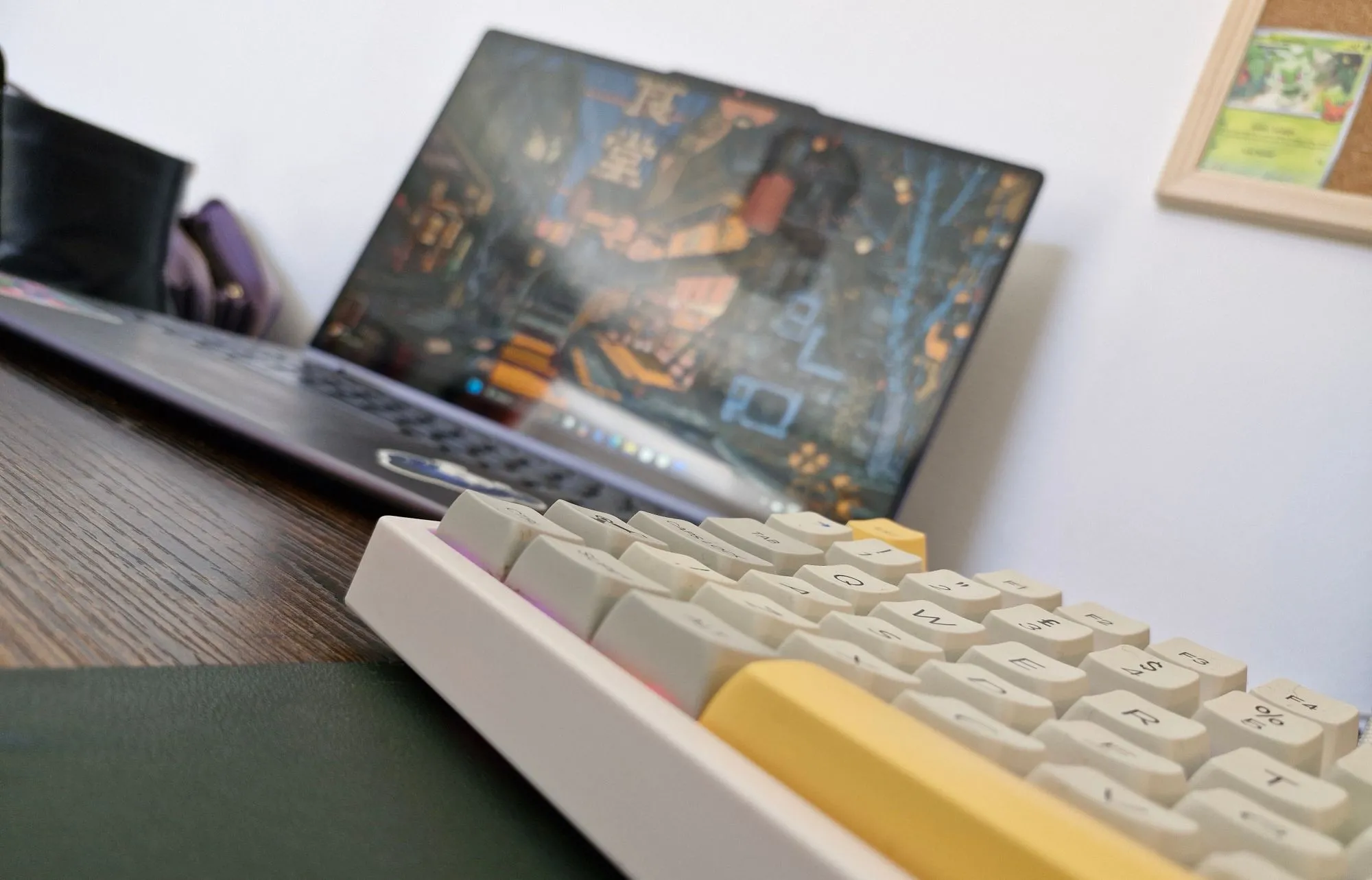 Bàn phím rời và laptop trên bàn làm việc, tượng trưng cho không gian làm việc chuyên nghiệp và hiệu quả