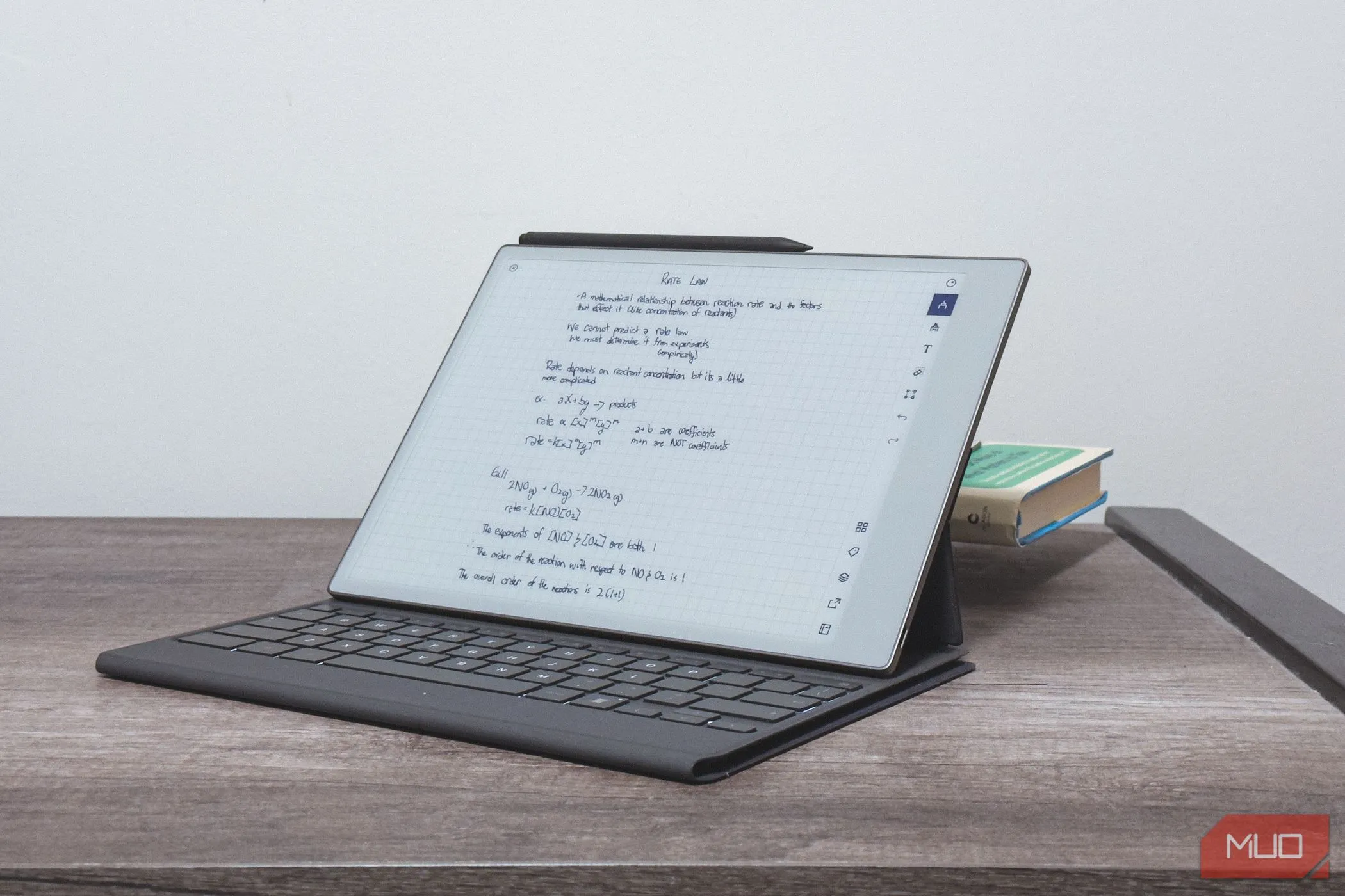 Bàn phím Type Folio gắn trên reMarkable Paper Pro, biến tablet thành công cụ gõ văn bản