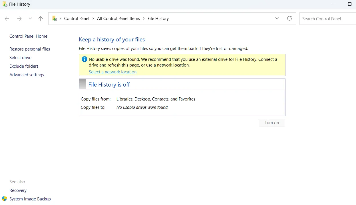 Bảng điều khiển Windows hiển thị menu File History, hướng dẫn người dùng thiết lập sao lưu tự động vào ổ đĩa mạng qua router.