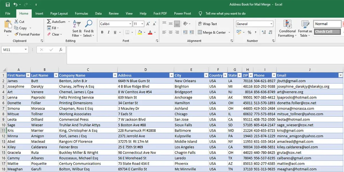 Bảng dữ liệu Excel được sử dụng làm nguồn cho tính năng Mail Merge, chứa thông tin chi tiết của người nhận như tên và địa chỉ email.