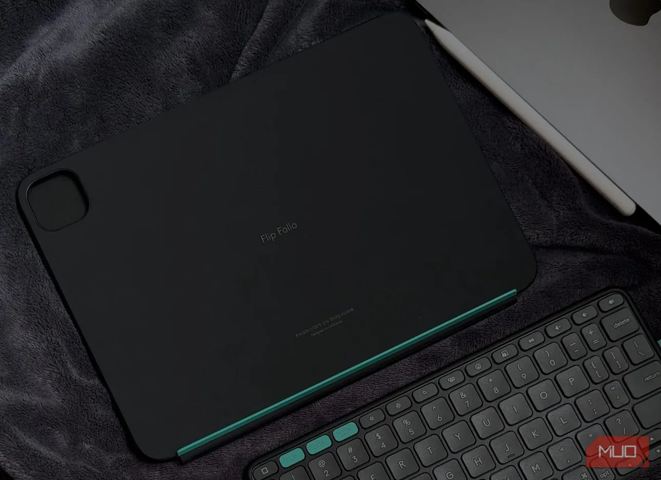 Bao da Logitech Flip Folio và iPad đặt trên chăn, minh họa khả năng sử dụng linh hoạt và các phím tắt iPadOS tiện lợi