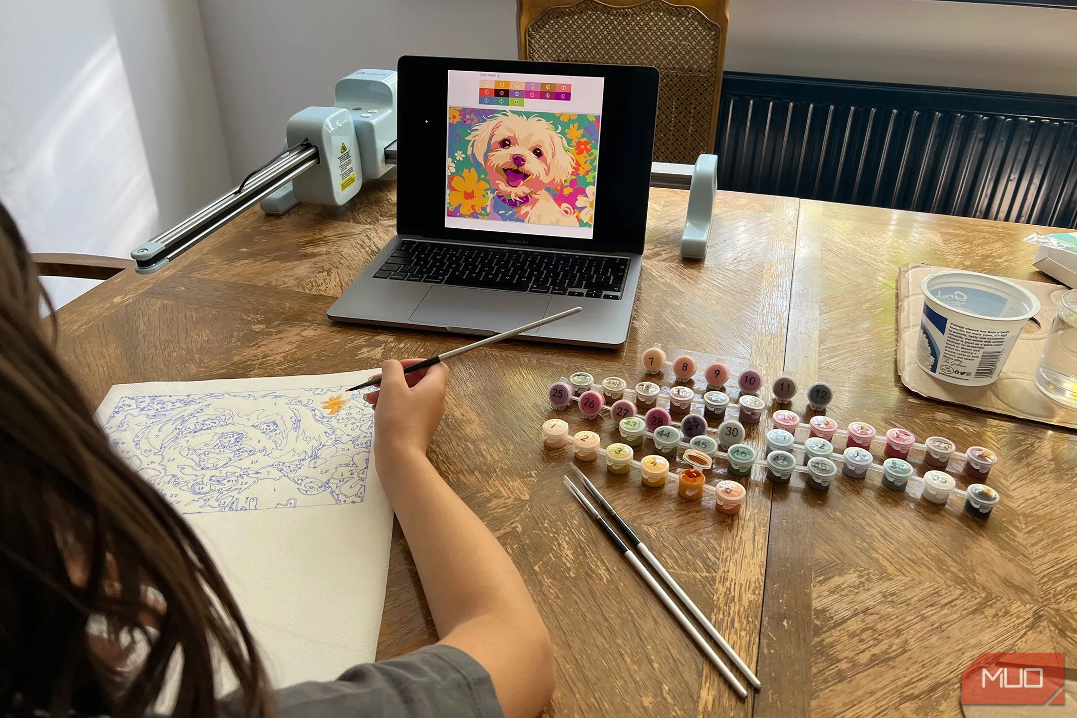 Bé gái đang tô màu bức tranh chó theo số được tạo bởi LOKLiK Paint By Numbers