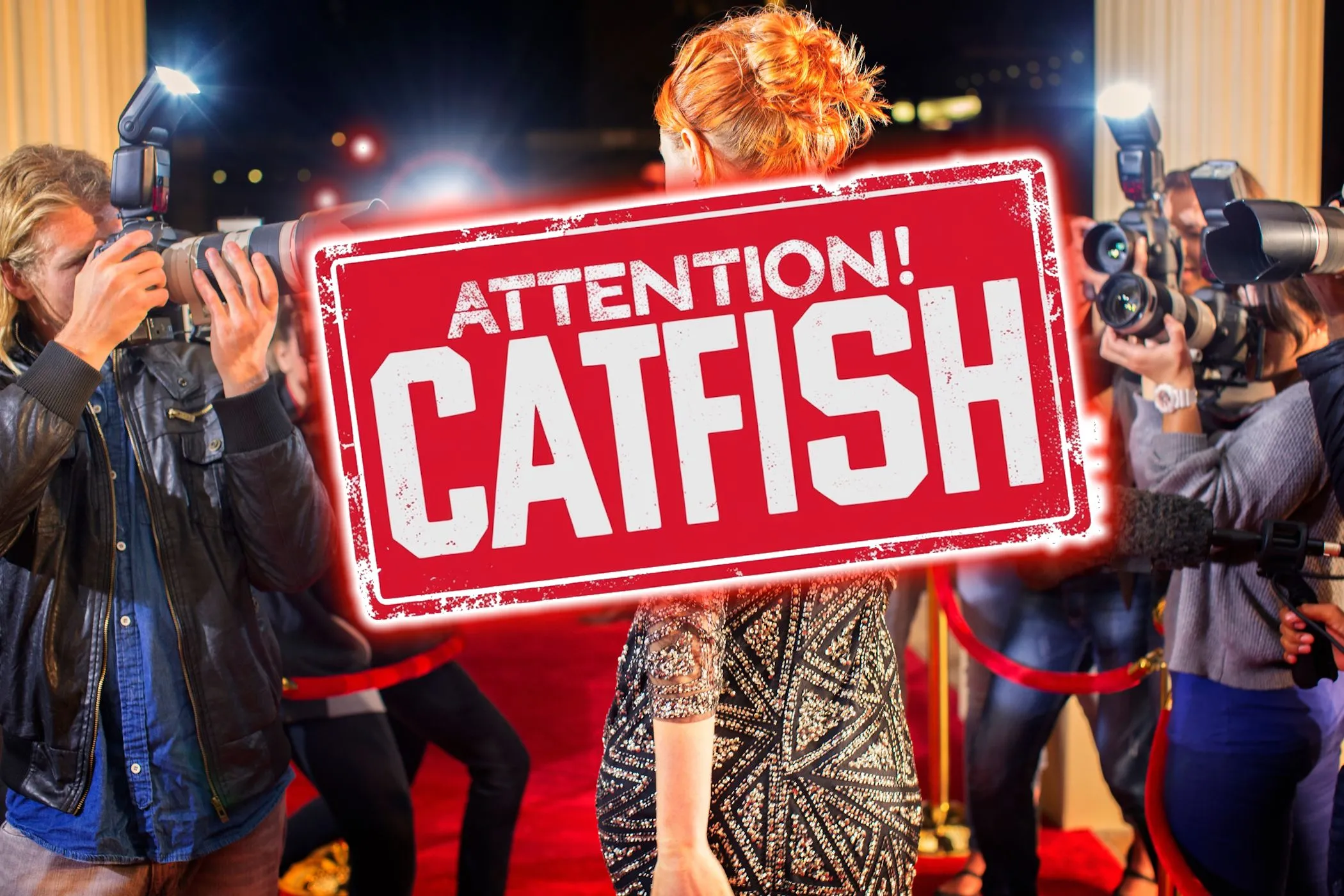 Biển báo chú ý lừa đảo 'catfishing' trên nền hình ảnh người nổi tiếng và paparazzi, minh họa sự giả mạo trong lừa đảo tình cảm trực tuyến.
