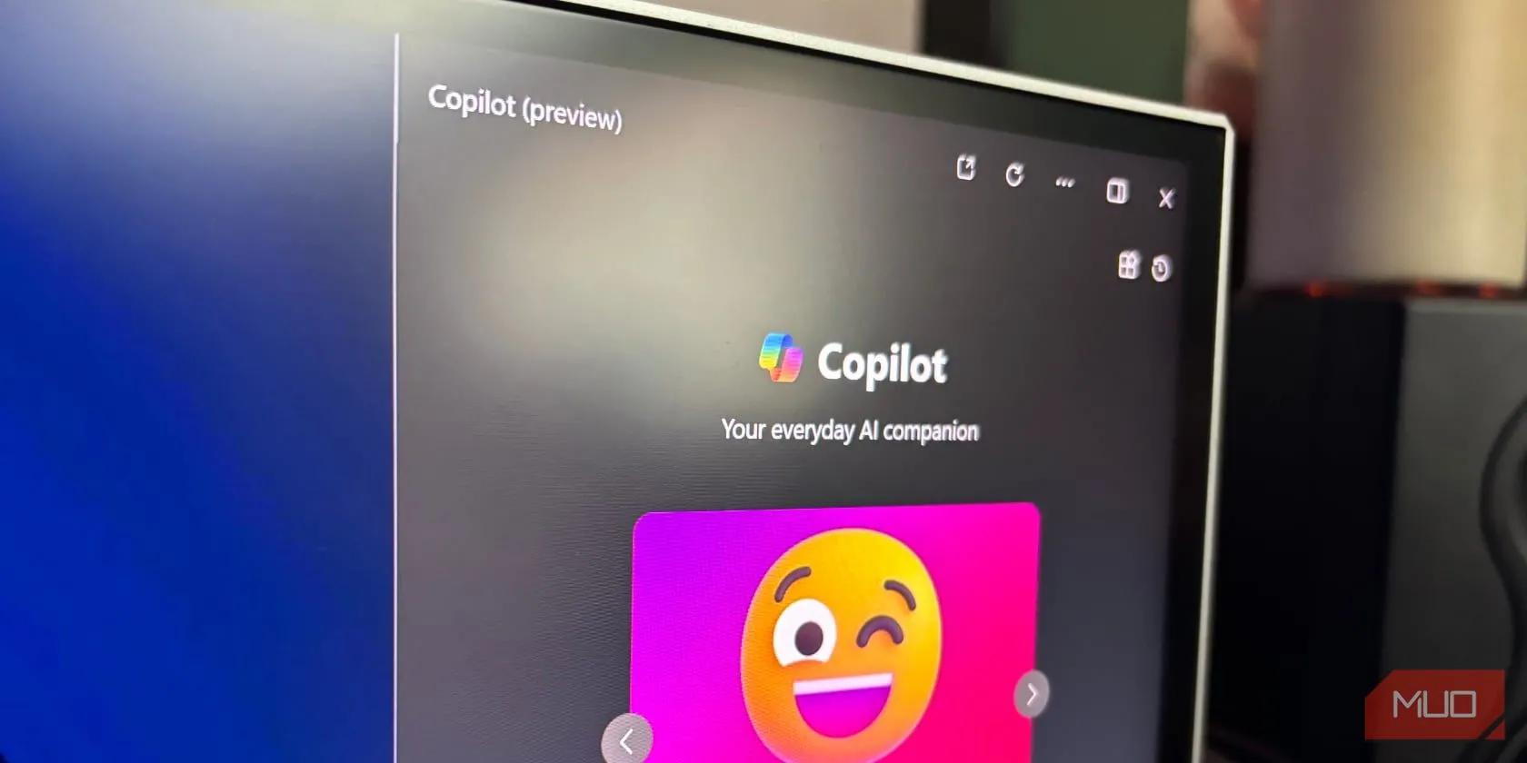 Biểu tượng Copilot trên thanh tác vụ Windows 11 với hộp thoại AI hiện lên