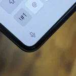Biểu tượng micro trên bàn phím ảo của điện thoại Samsung Galaxy Z Fold 5 để kích hoạt tính năng chuyển giọng nói thành văn bản