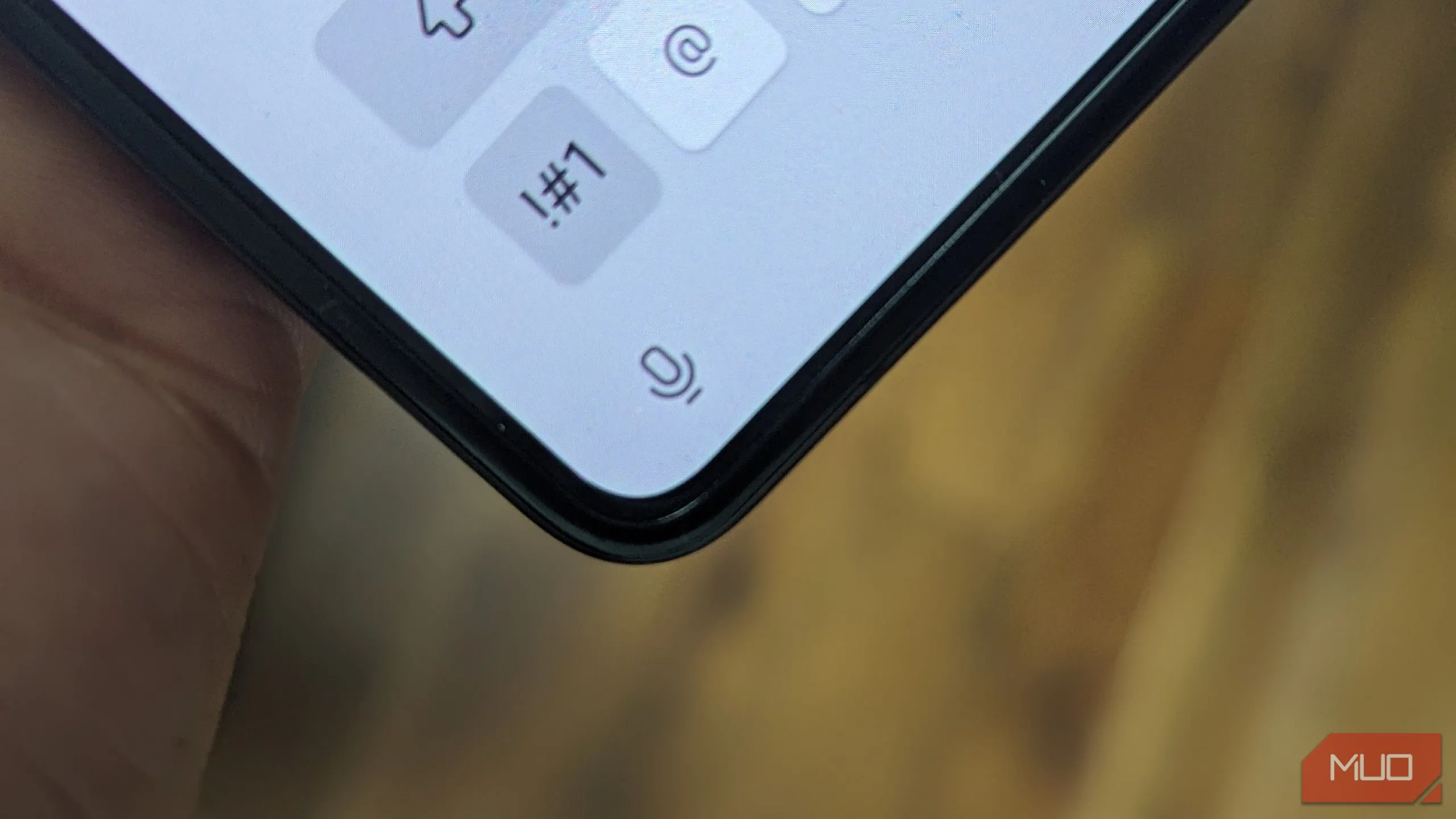 Biểu tượng micro trên bàn phím ảo của điện thoại Samsung Galaxy Z Fold 5 để kích hoạt tính năng chuyển giọng nói thành văn bản