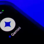 Biểu tượng ứng dụng Gemini trên màn hình điện thoại thông minh Android, minh họa cho sự phát triển của trợ lý AI của Google.
