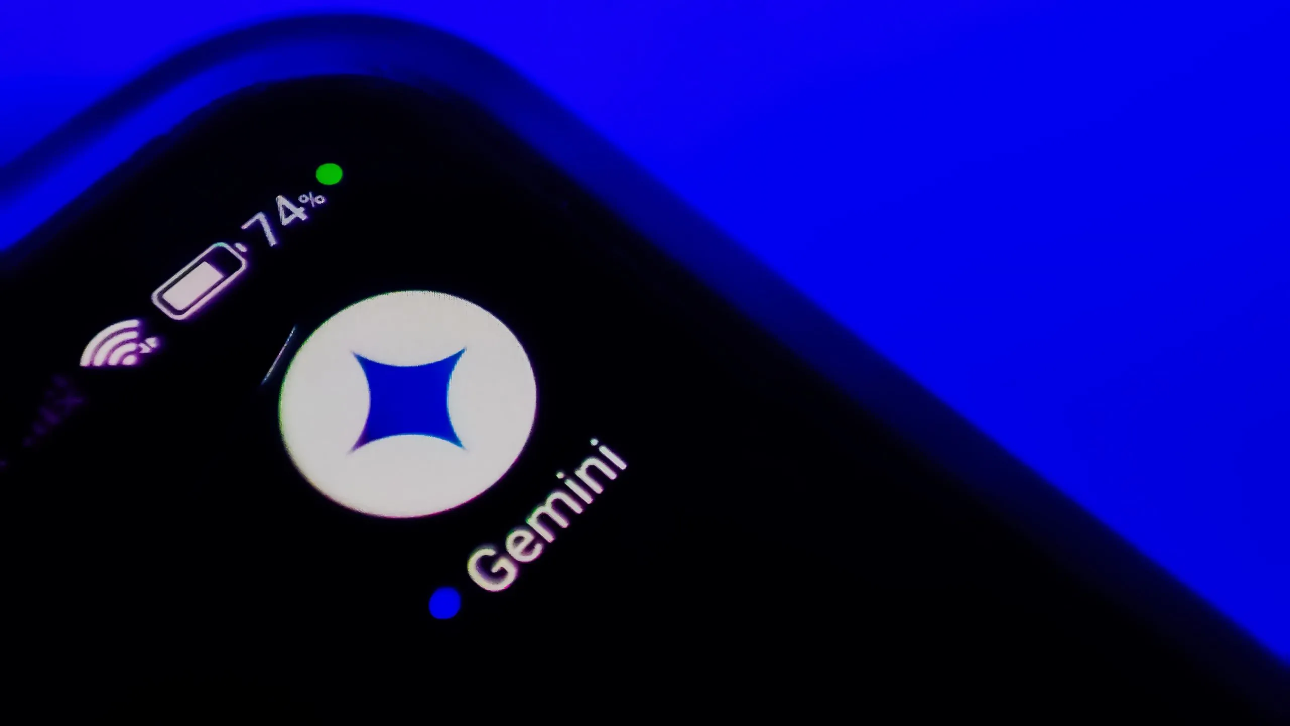 Biểu tượng ứng dụng Gemini trên màn hình điện thoại thông minh Android, minh họa cho sự phát triển của trợ lý AI của Google.