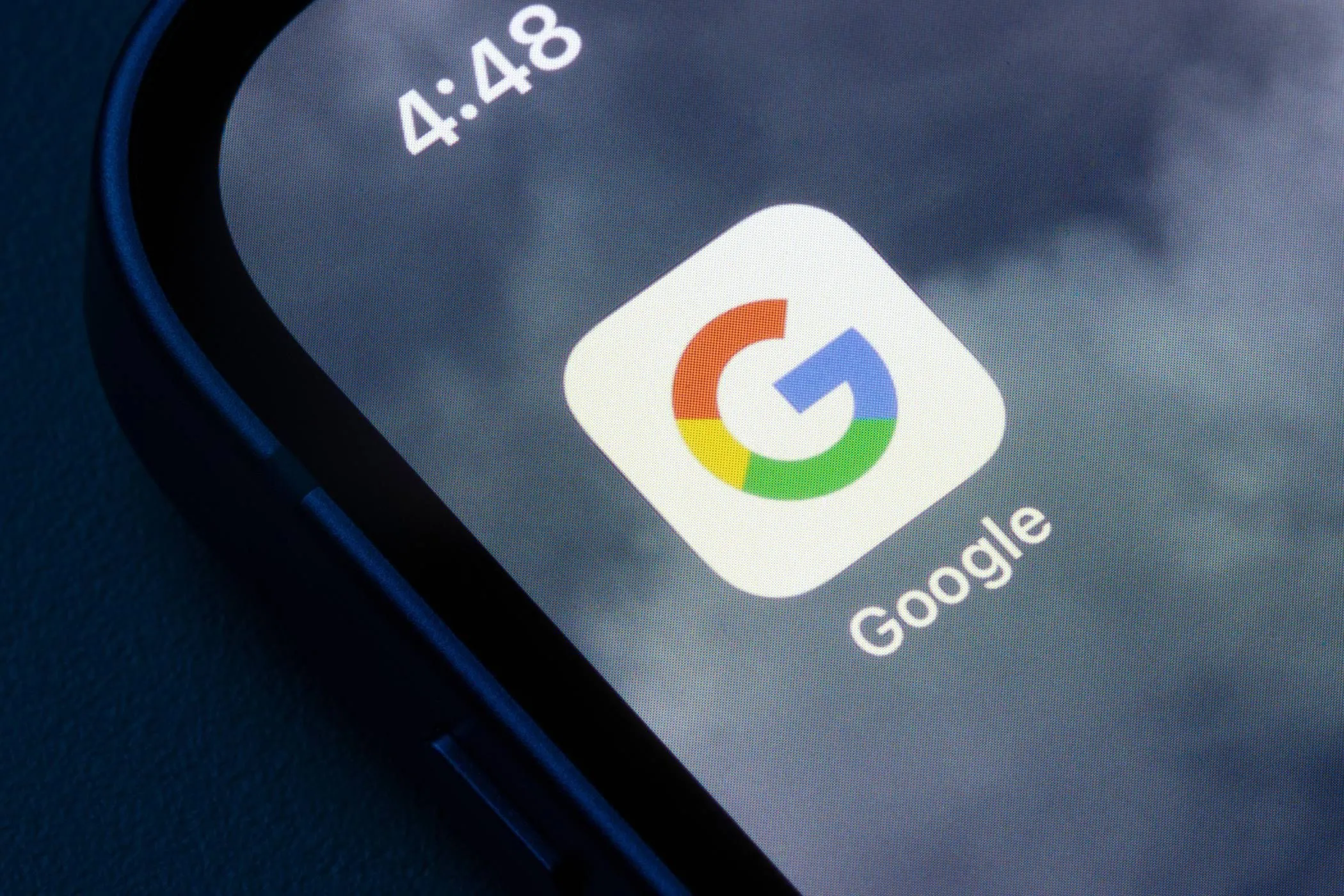 Biểu tượng ứng dụng Google hiển thị trên màn hình chính của iPhone
