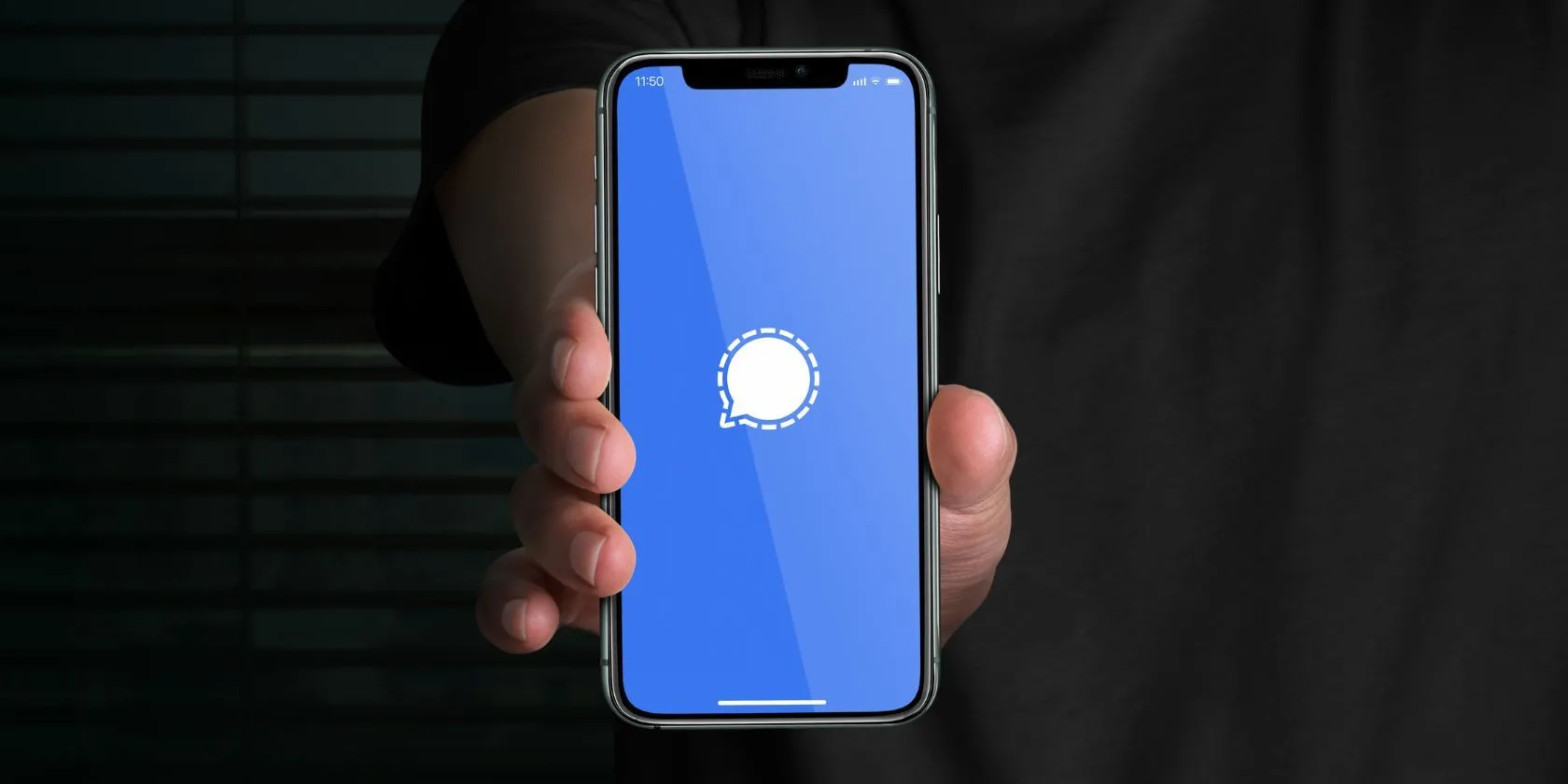 Biểu tượng ứng dụng Signal trên màn hình điện thoại, tượng trưng cho nền tảng nhắn tin bảo mật