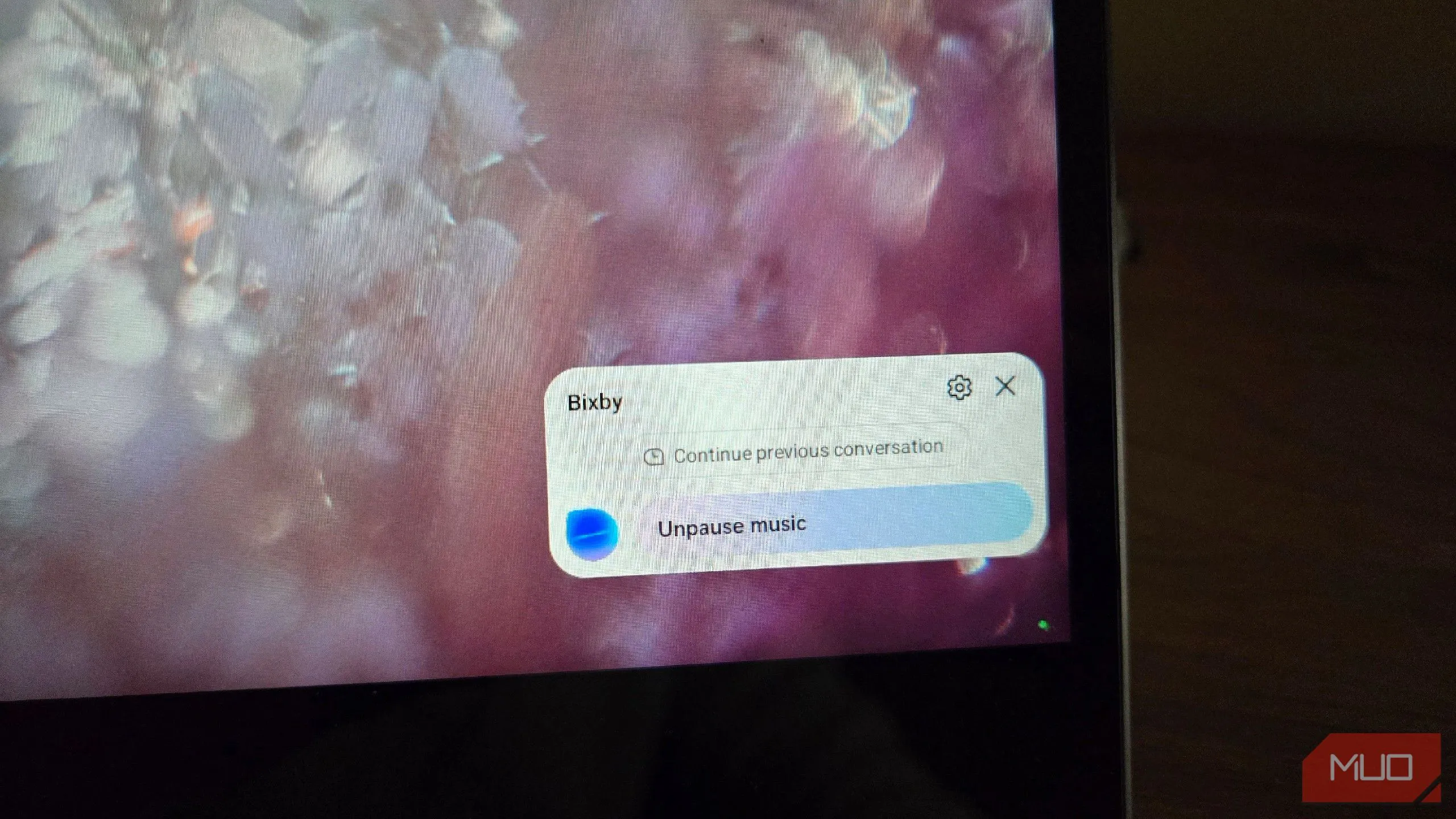 Bixby đang thực hiện lệnh &quot;unpause music&quot; trong ứng dụng Samsung Music trên giao diện Samsung DeX.