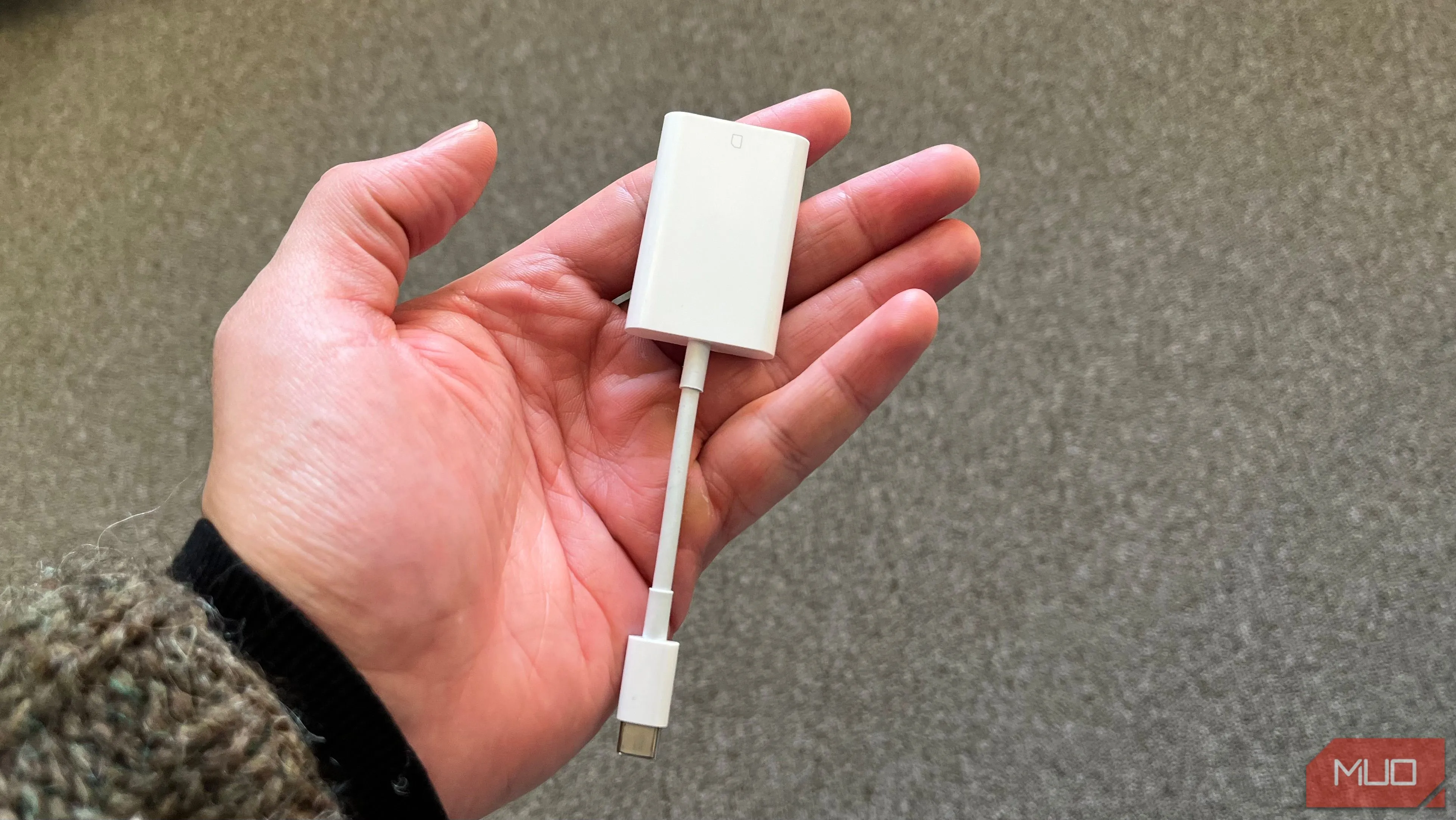 Bộ chuyển đổi đầu đọc thẻ SD Apple USB-C màu trắng, thiết bị kết nối cần thiết cho MacBook