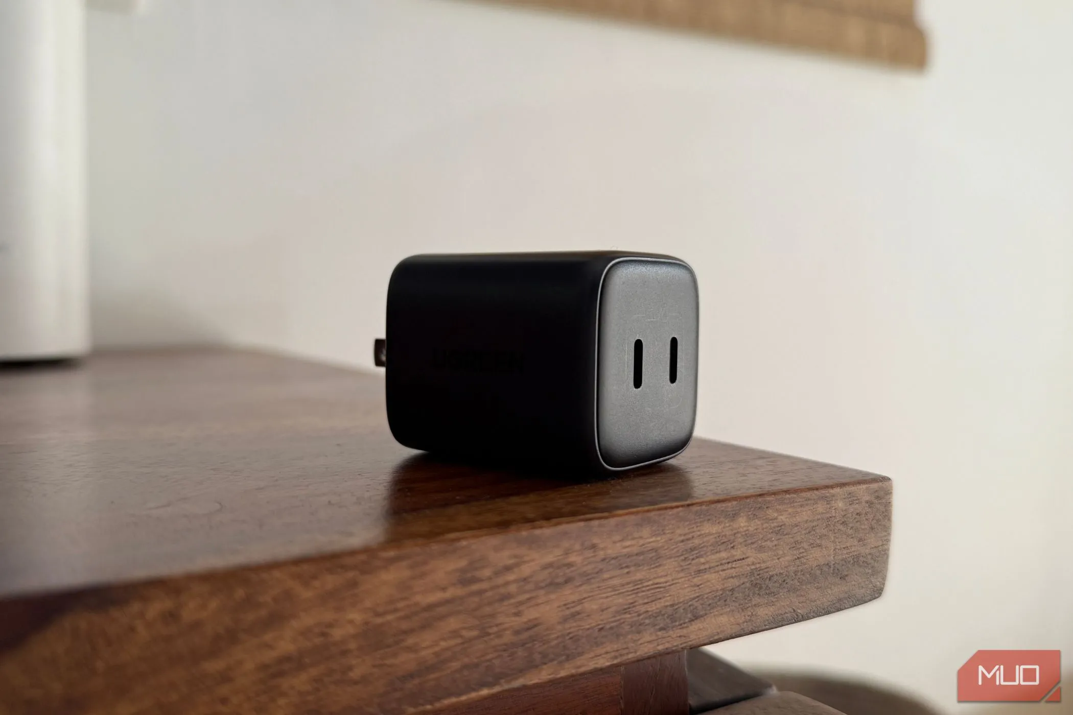 Bộ chuyển đổi nguồn đa cổng (củ sạc) với nhiều lựa chọn kết nối USB-C và USB-A, phù hợp để sạc nhiều thiết bị.