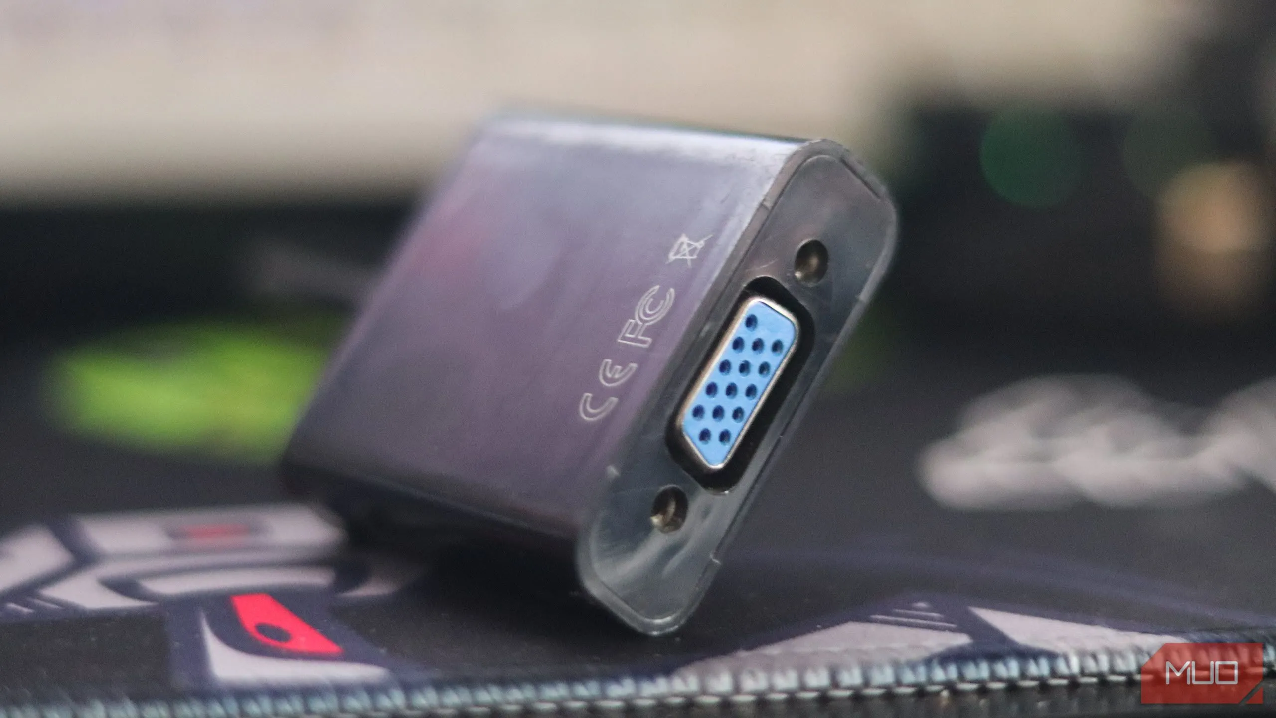 Bộ chuyển đổi từ cổng VGA sang HDMI, giúp kết nối màn hình cũ với thiết bị mới hỗ trợ HDMI.