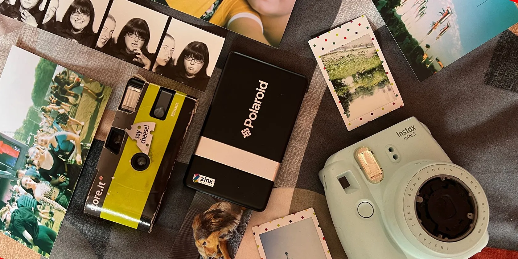 Bố cục phẳng gồm máy in ảnh Polaroid PoGo, máy ảnh Instax, máy ảnh phim dùng một lần và các bức ảnh in, minh họa các phương pháp chuyển đổi ảnh giấy thành kỹ thuật số