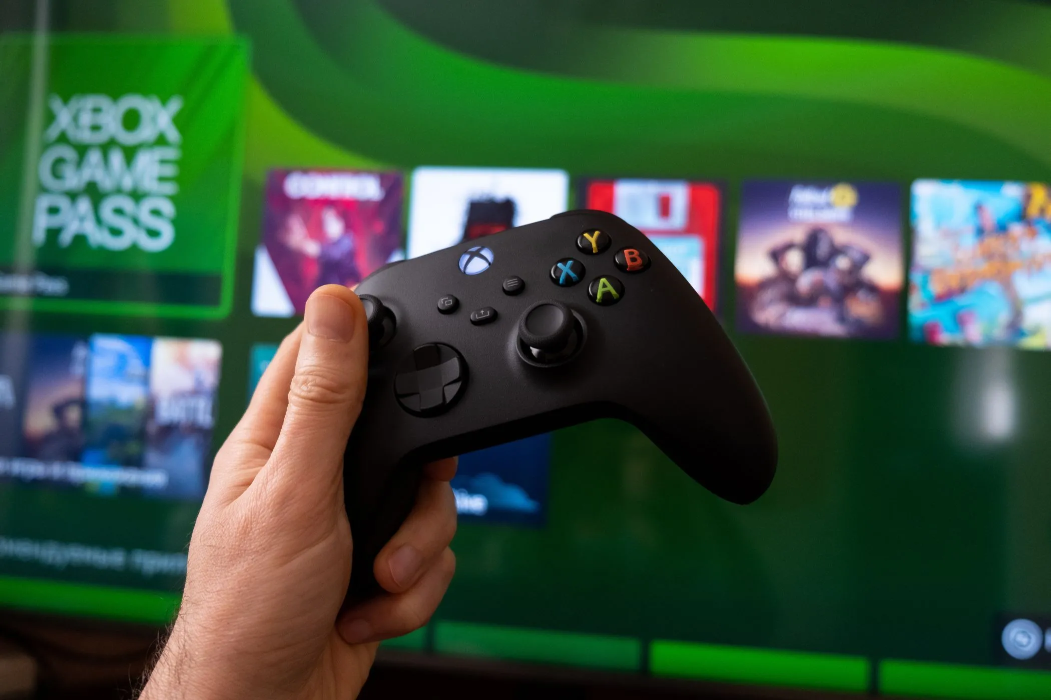 Bộ điều khiển Xbox với màn hình hiển thị Xbox Game Pass, gợi ý rằng định dạng PCM có thể tối ưu trải nghiệm âm thanh và giảm độ trễ khi chơi game trên console.