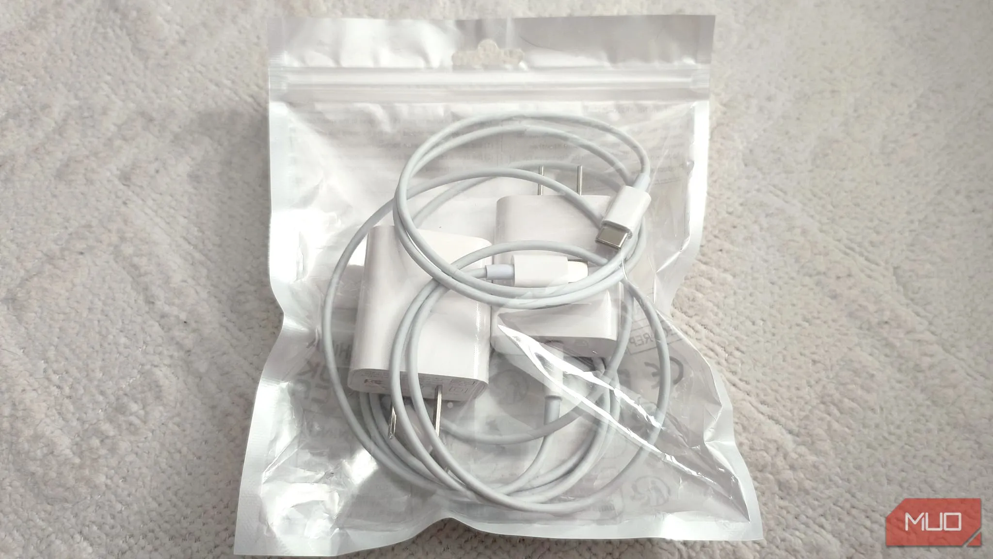 Bộ hai hub chuyển đổi USB-C và cáp sạc USB-C trong bao bì nhựa trắng từ Shein