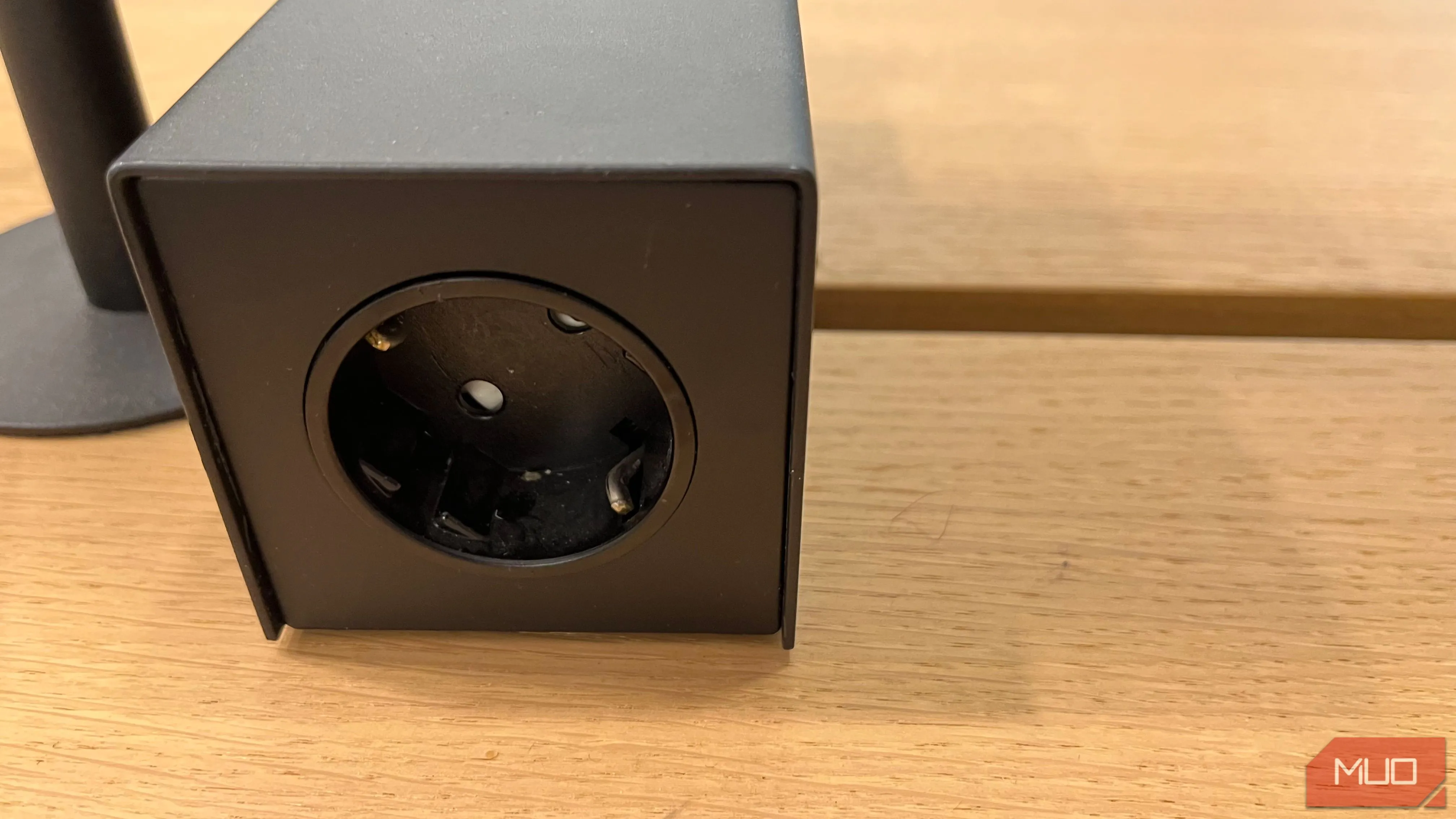 Bộ sạc điện thoại và cáp USB đang sạc tại bàn ở sân bay, giúp tiết kiệm pin khi di chuyển.