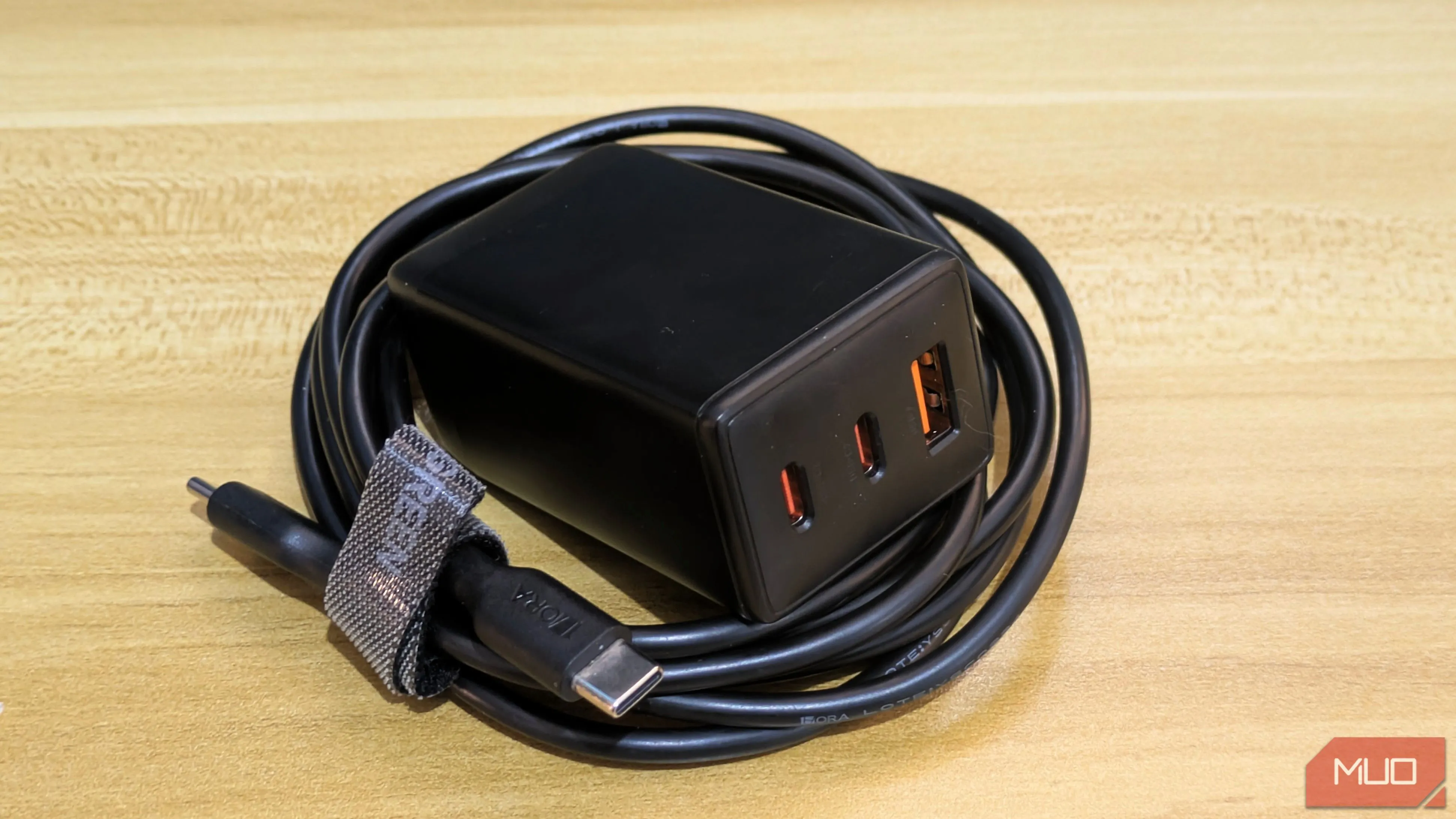 Bộ sạc GaN nhỏ gọn kèm cáp USB dài 2 mét, thể hiện sự tiện lợi và đa năng của công nghệ GaN.