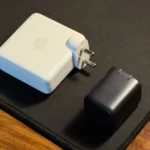 Bộ sạc nhỏ gọn cạnh bộ sạc MacBook lớn, minh họa sự khác biệt về kích thước và công suất đầu ra.