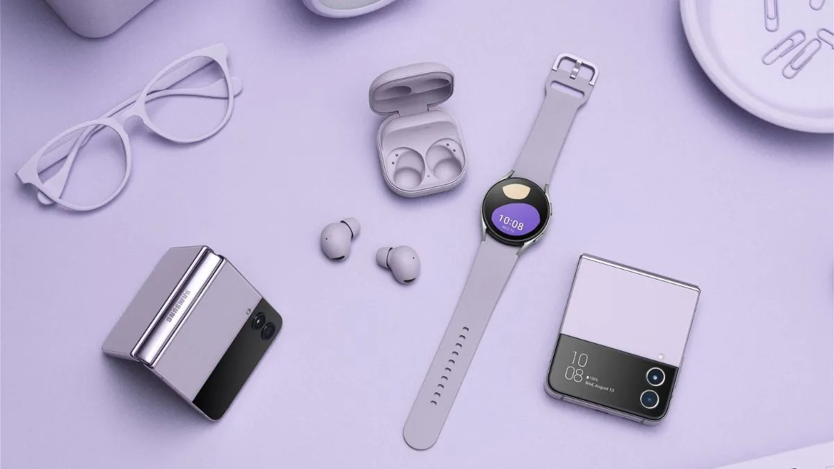 Bộ sản phẩm trong hệ sinh thái Samsung Galaxy bao gồm điện thoại Z Flip4, đồng hồ Watch5 Pro và tai nghe Buds2 Pro, minh họa trải nghiệm kết nối liền mạch đa thiết bị.