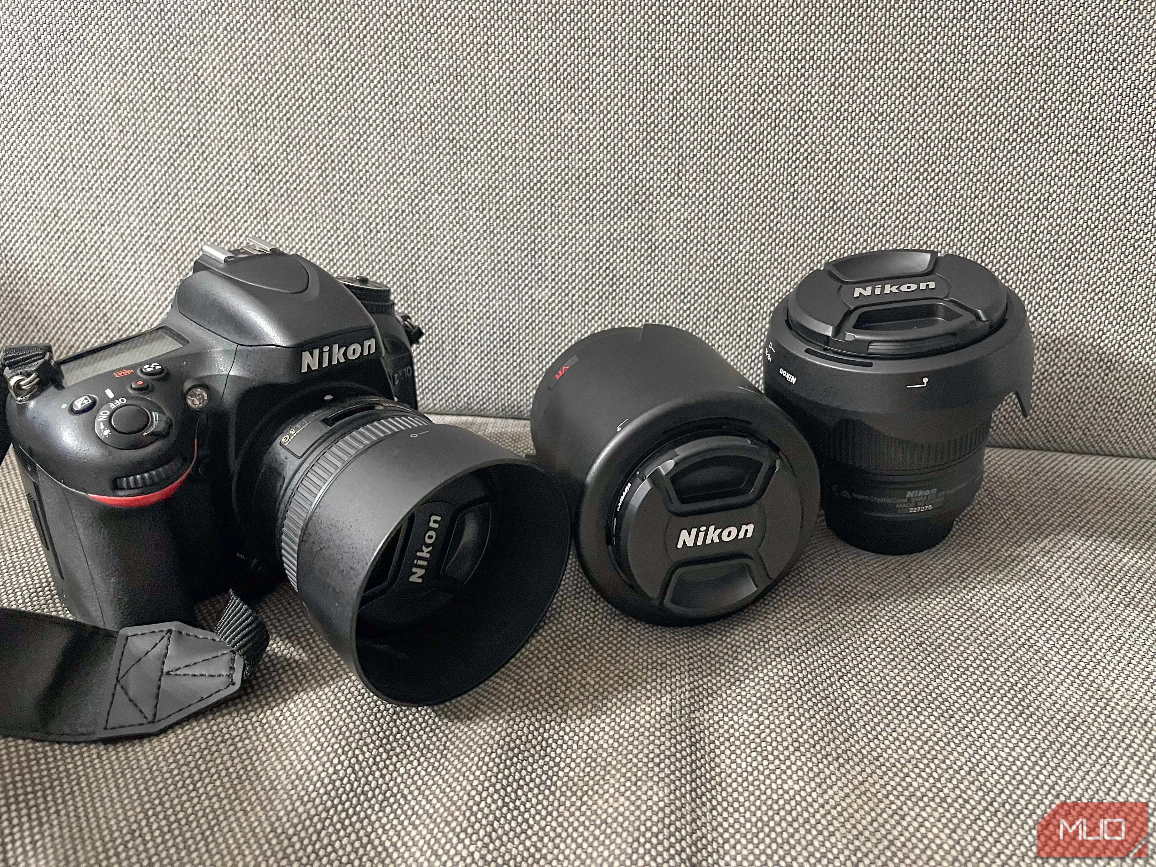 Bộ sưu tập các loại ống kính đa dạng dành cho máy ảnh DSLR, thể hiện khả năng tương thích và lựa chọn ống kính rộng lớn.
