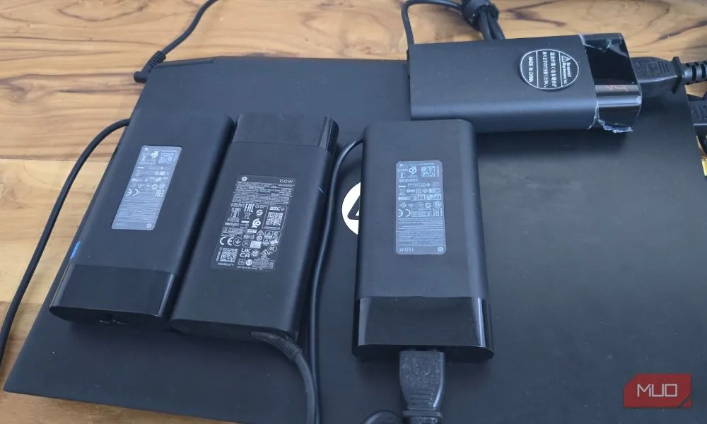 Bốn bộ sạc HP 150W được đặt trên một chiếc laptop HP