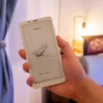 Boox Palma 2 được cầm trong lòng bàn tay, làm nổi bật kích thước nhỏ gọn và thiết kế tối giản