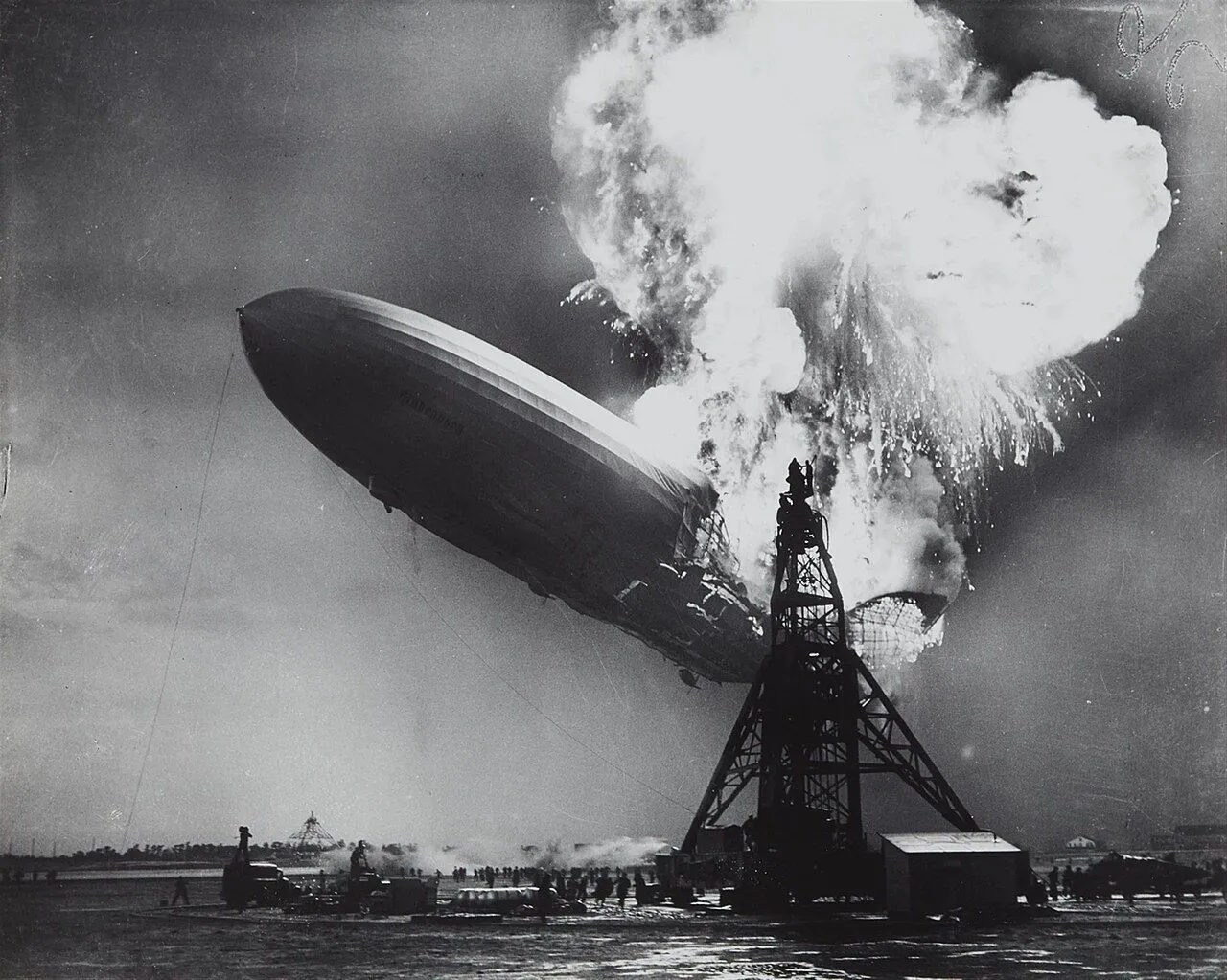 Bức ảnh kinh điển &quot;Thảm họa Hindenburg&quot; của Sam Shere ghi lại khoảnh khắc khinh khí cầu bốc cháy.