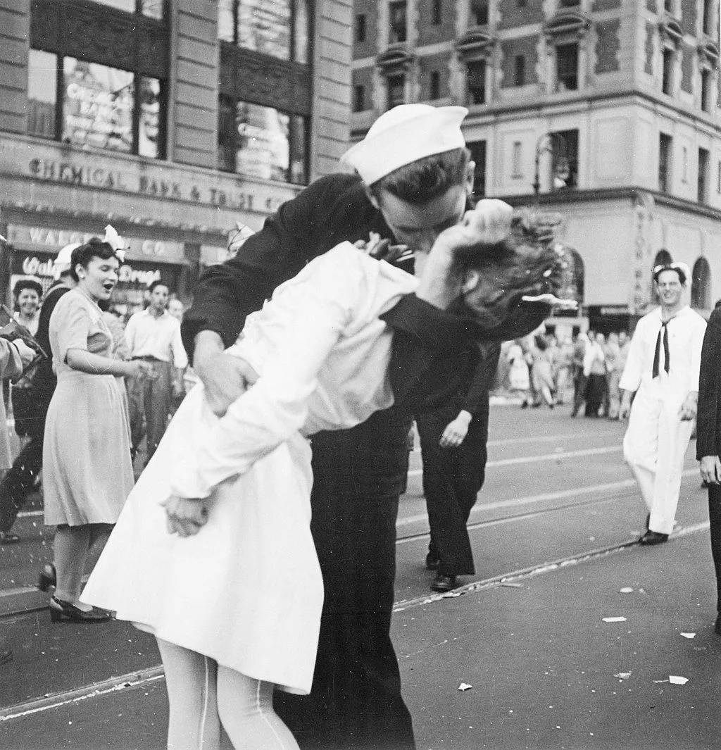 Bức ảnh &quot;Kissing the War Goodbye&quot; của Victor Jorgensen ghi lại nụ hôn của lính thủy và y tá tại Quảng trường Thời đại mừng kết thúc chiến tranh.